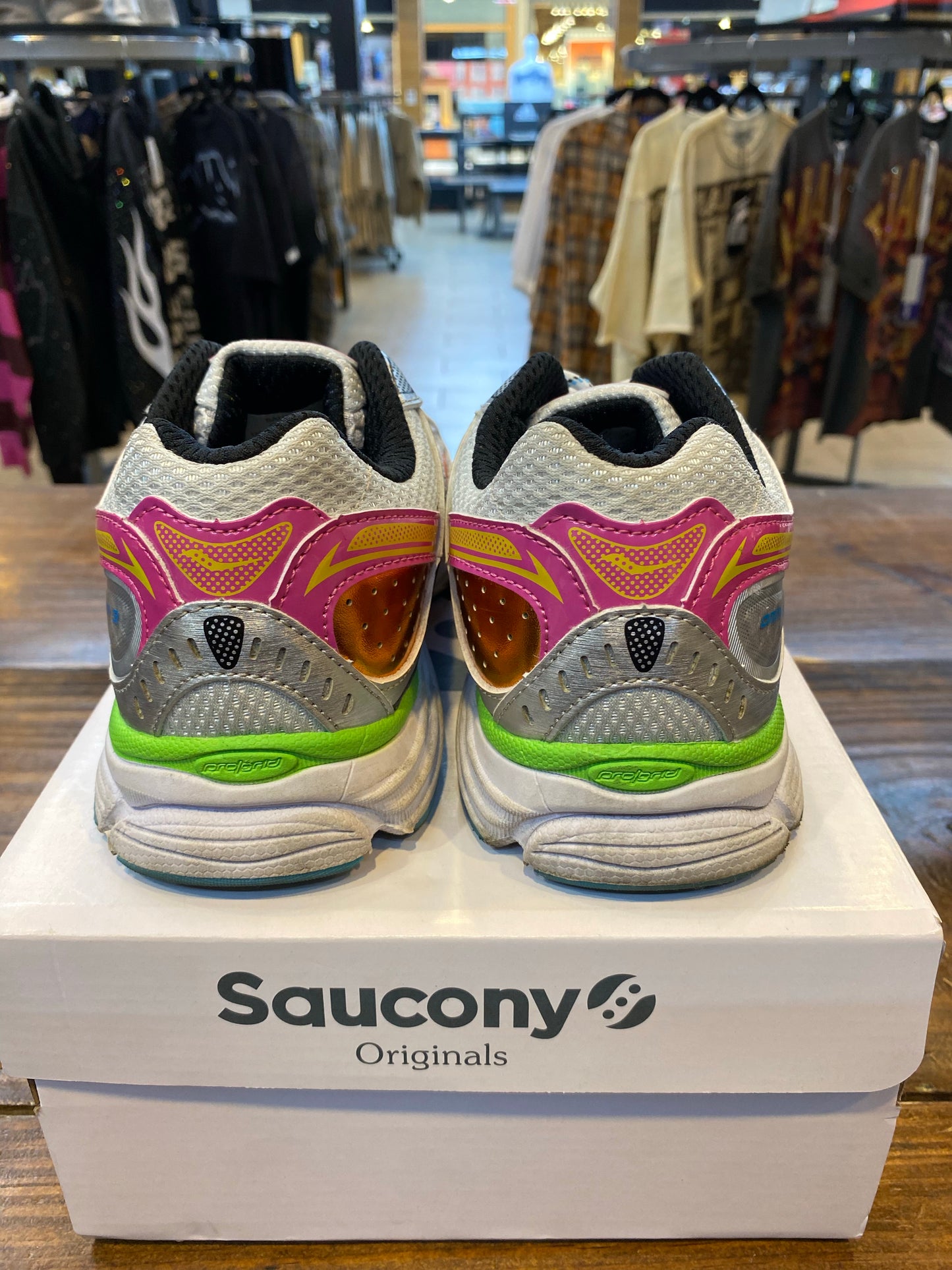 Saucony ProGrid Omni 9 PRE-OWNED