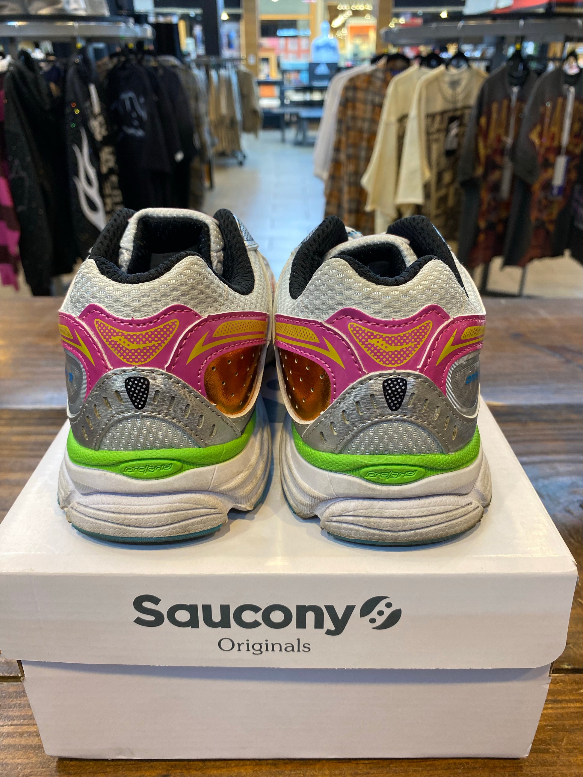 Saucony ProGrid Omni 9 PRE-OWNED