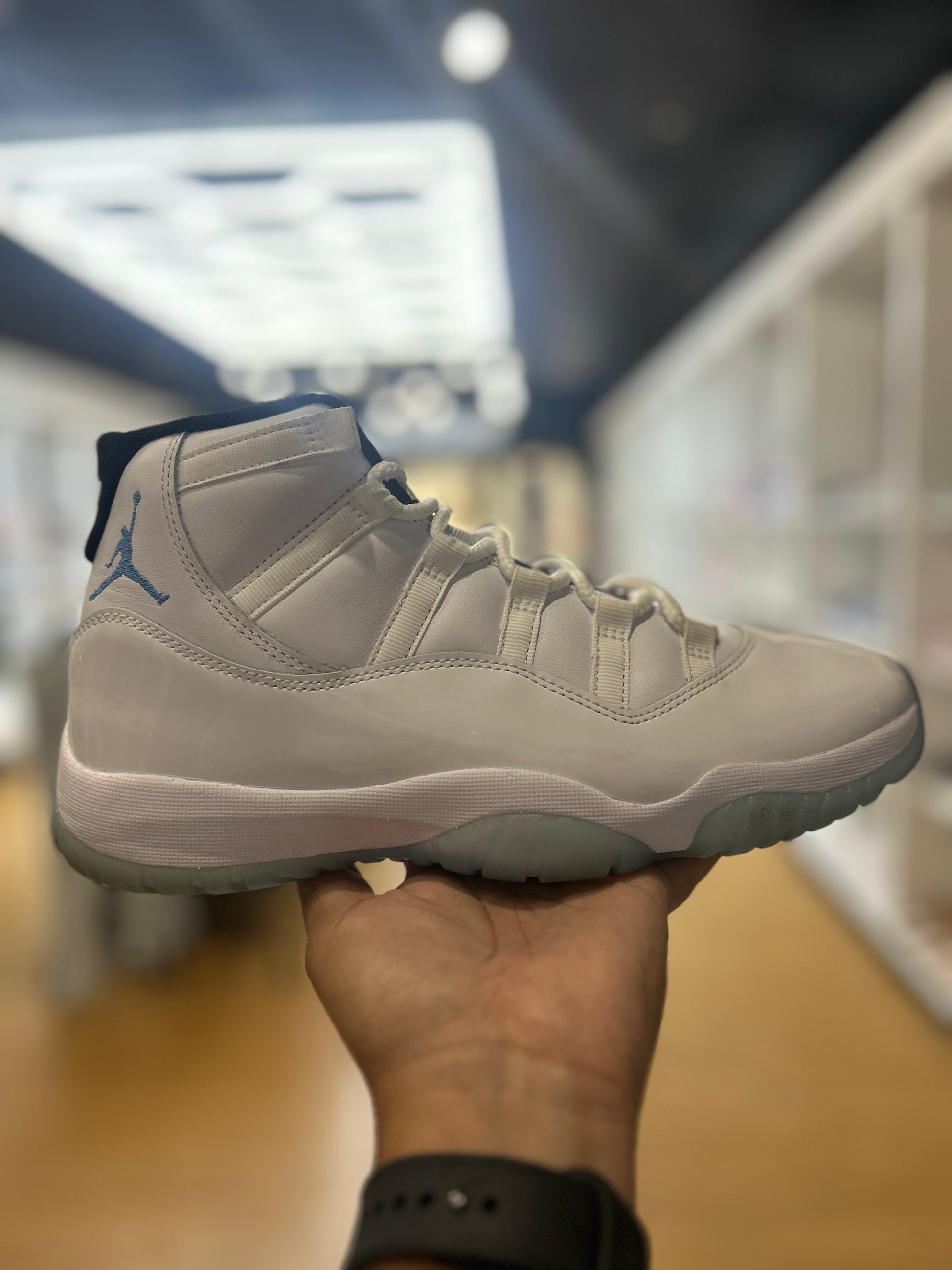 Jordan 11 Retro Legend Blue (2024) PRE-OWNED