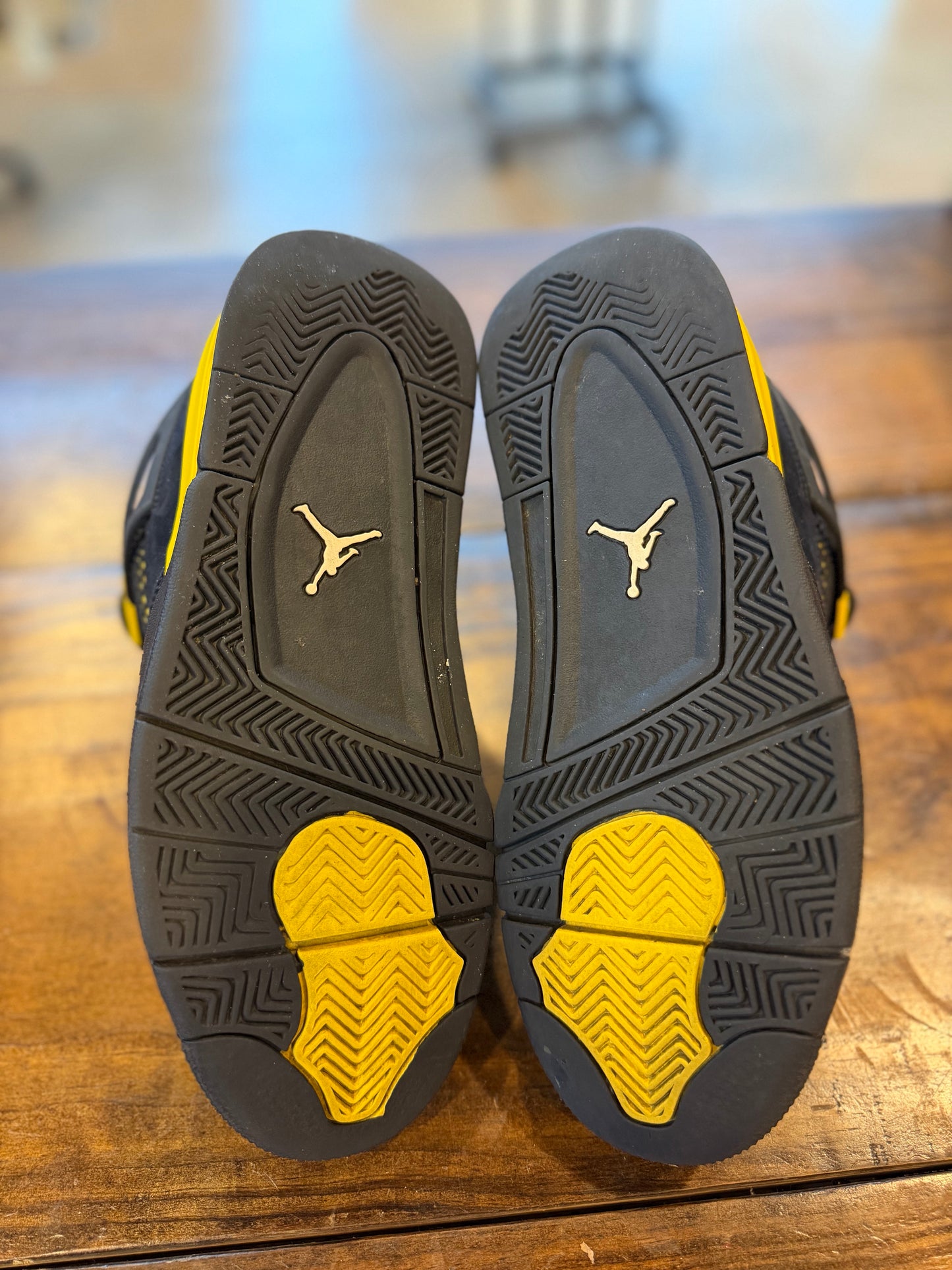 Jordan 4 Retro Thunder (2023) PRE-OWNED