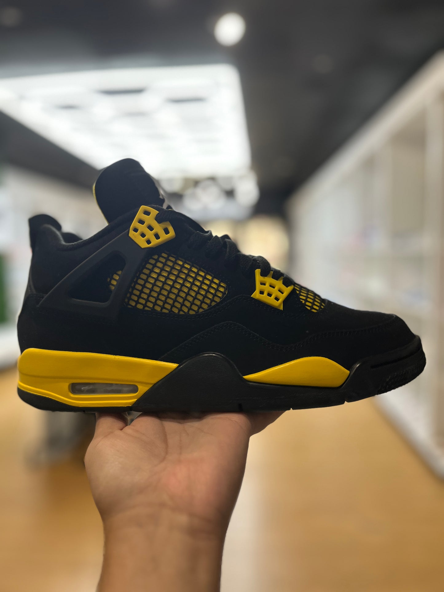 Jordan 4 Retro Thunder (2023) PRE-OWNED