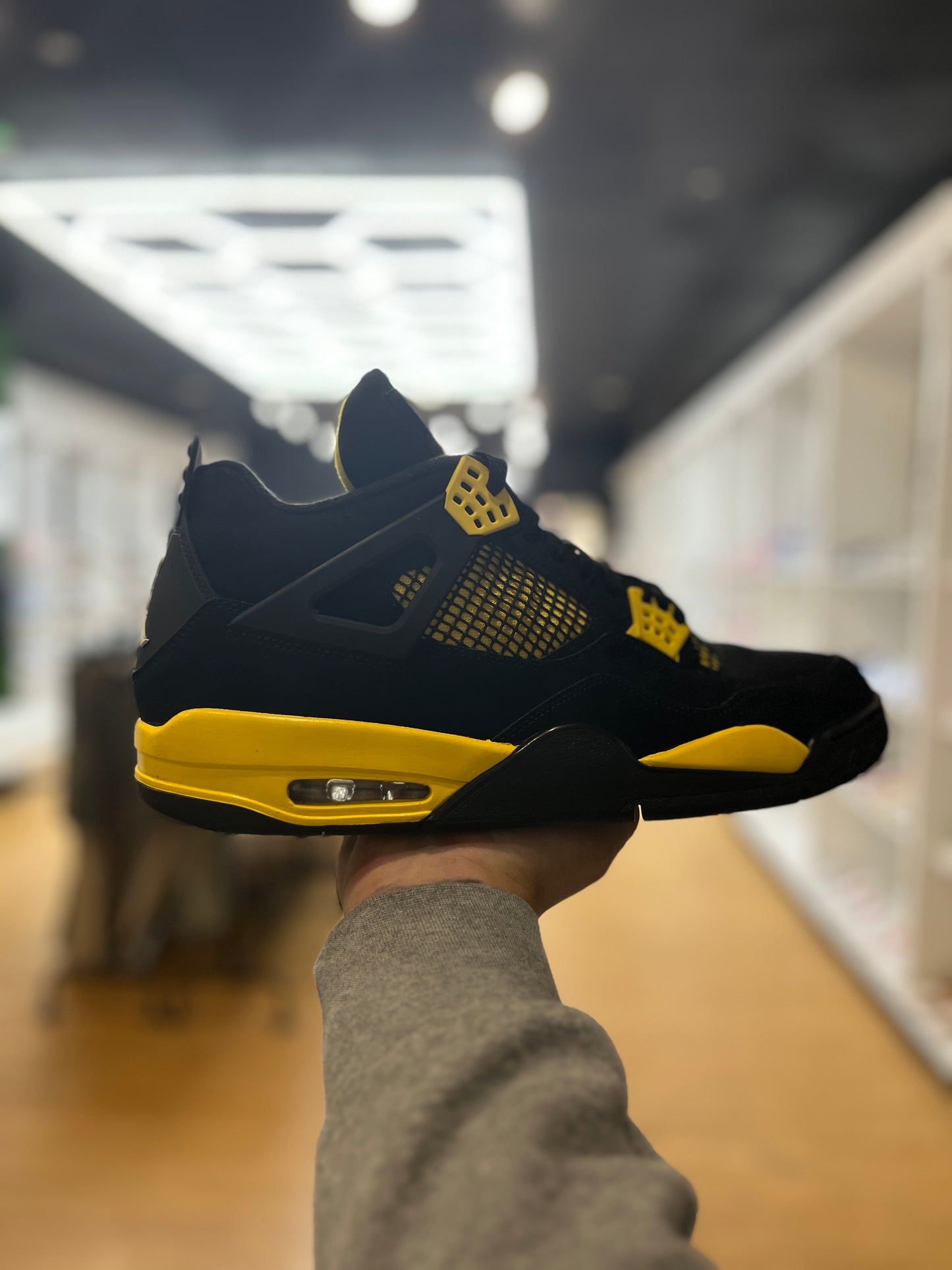 Jordan 4 Retro Thunder (2023) PRE-OWNED