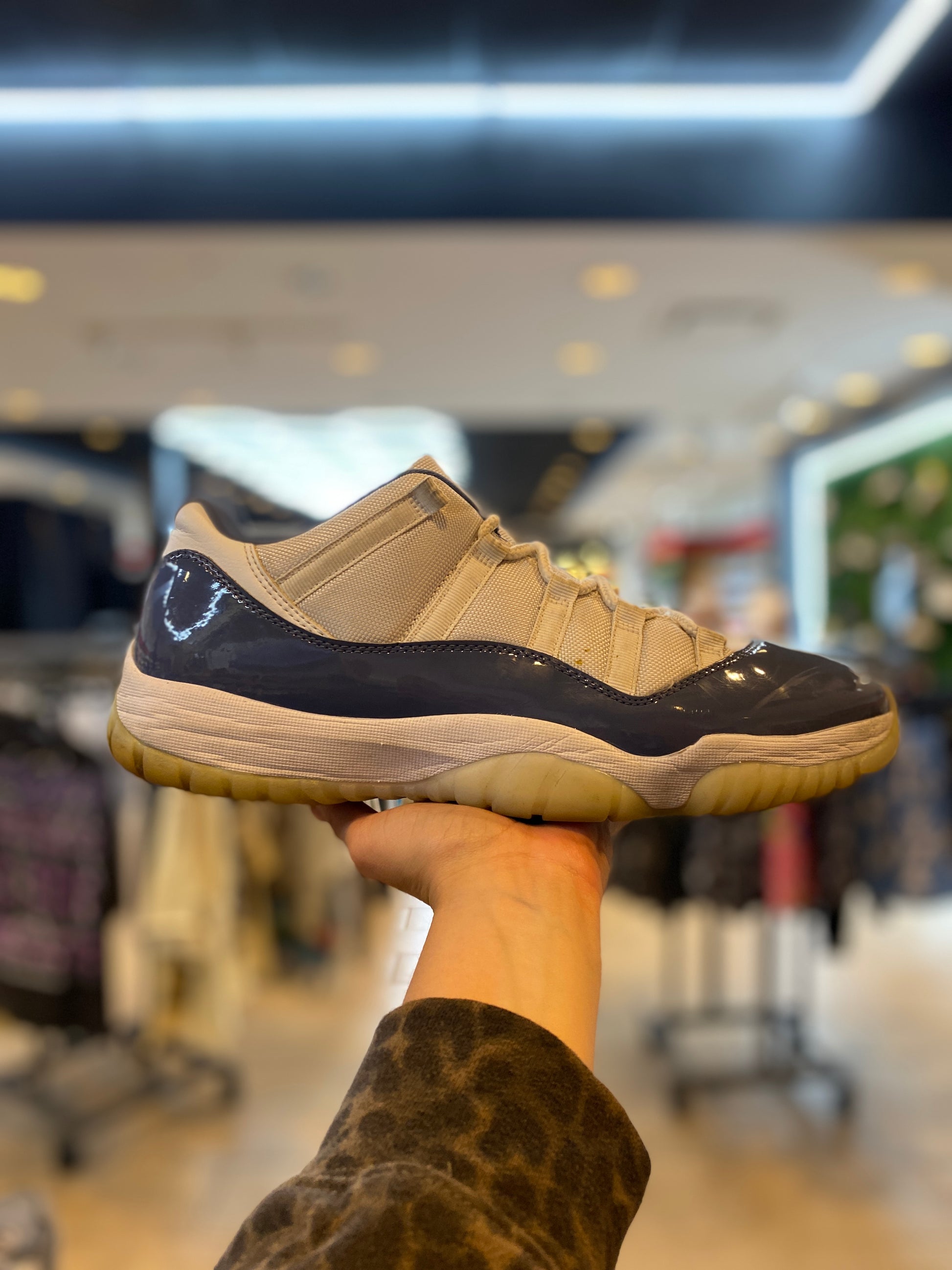Jordan 11 Retro Low Diffused Blue - PRE-OWNED