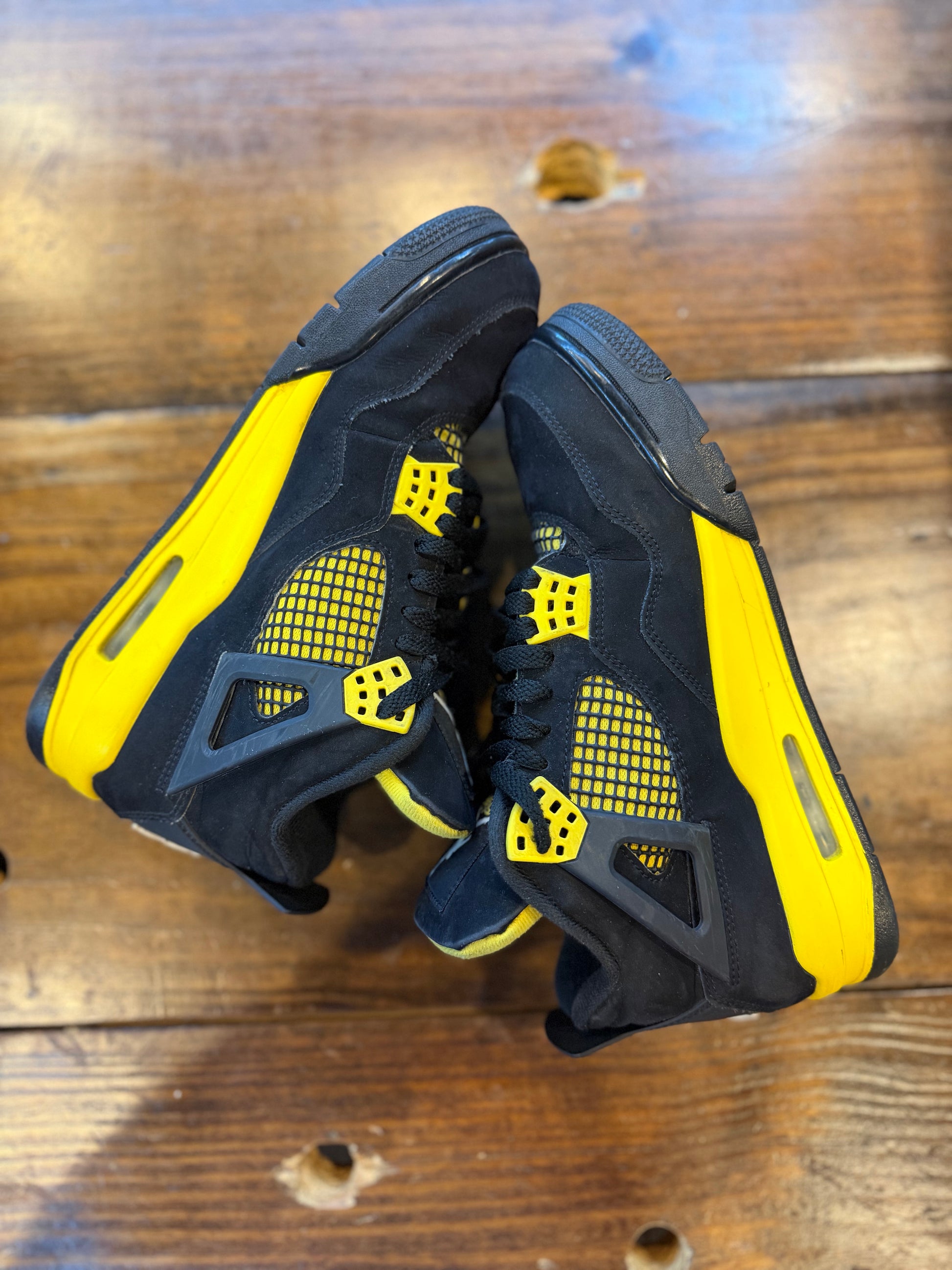 Jordan 4 Retro Thunder (2023) PRE-OWNED