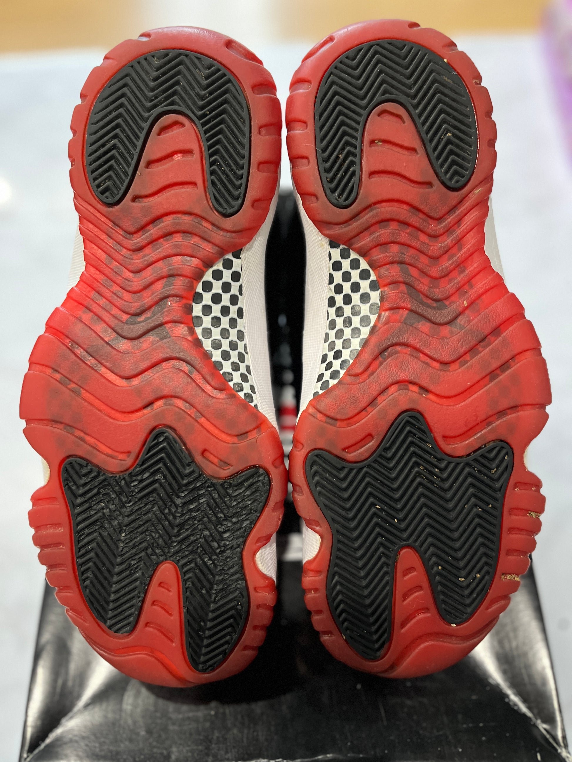 Jordan 11 Retro Playoffs Bred (2019) PRE-OWNED