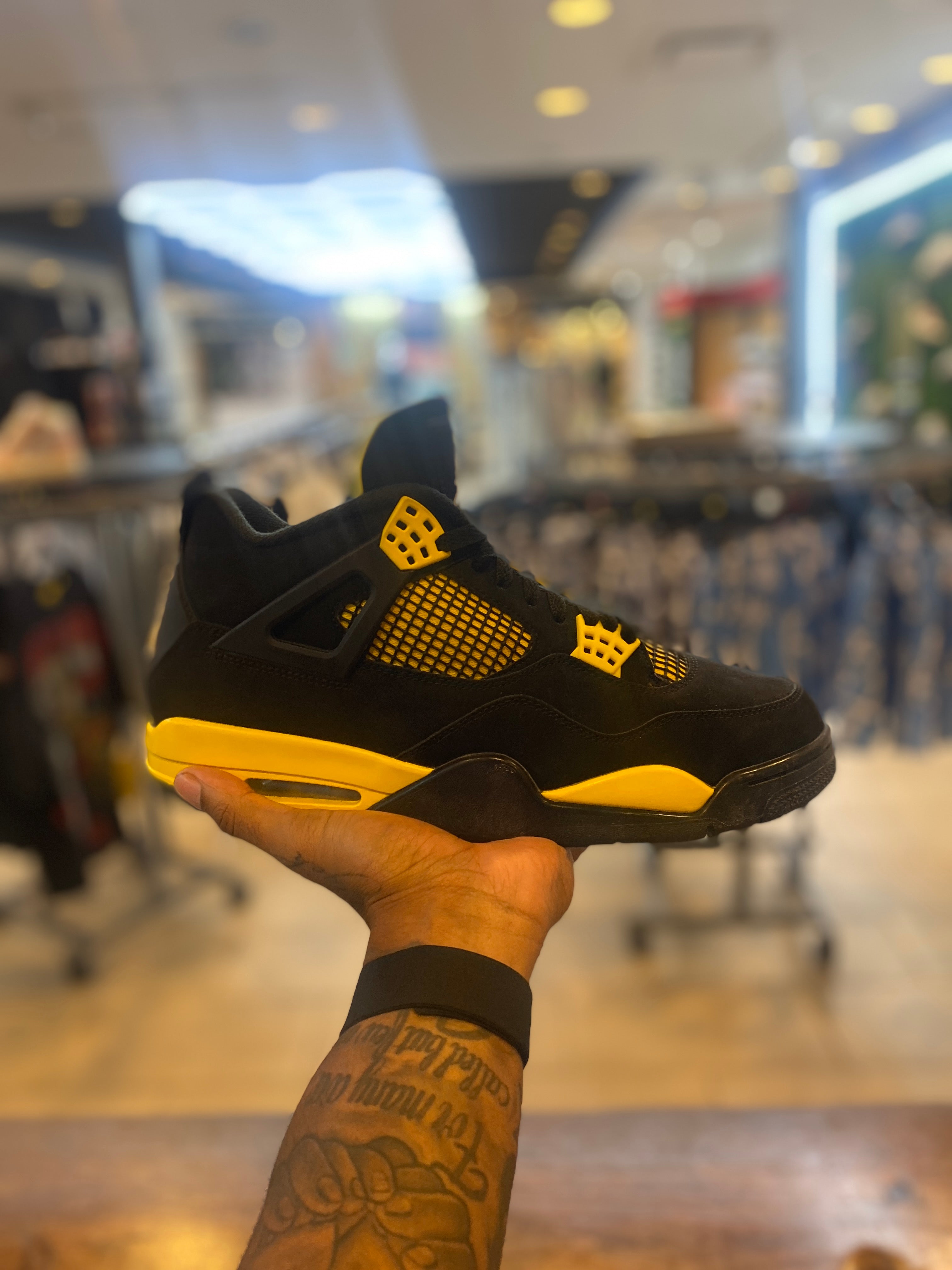 Jordan 4 Retro Thunder (2023) PRE-OWNED