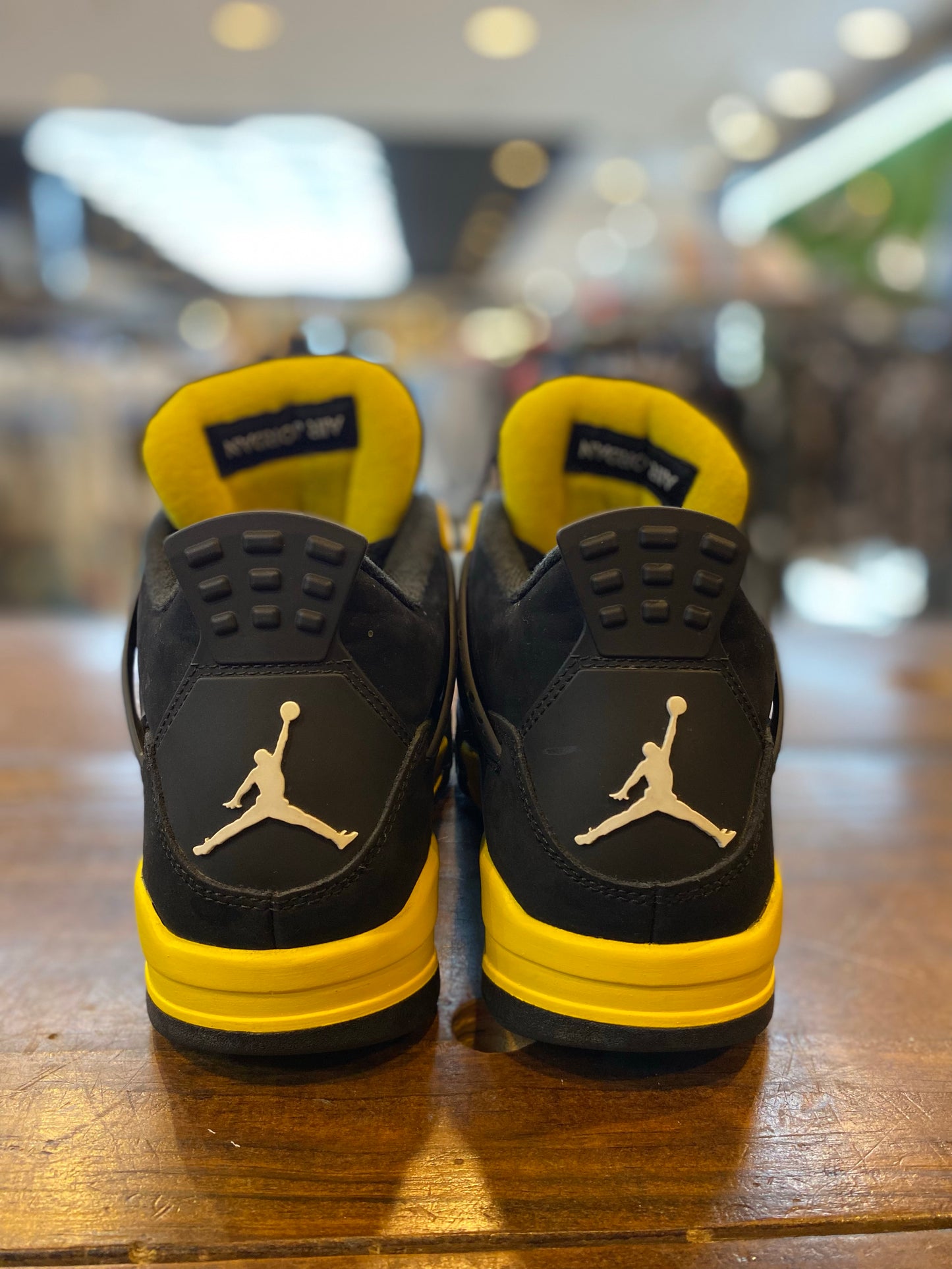 Jordan 4 Retro Thunder (2023) PRE-OWNED