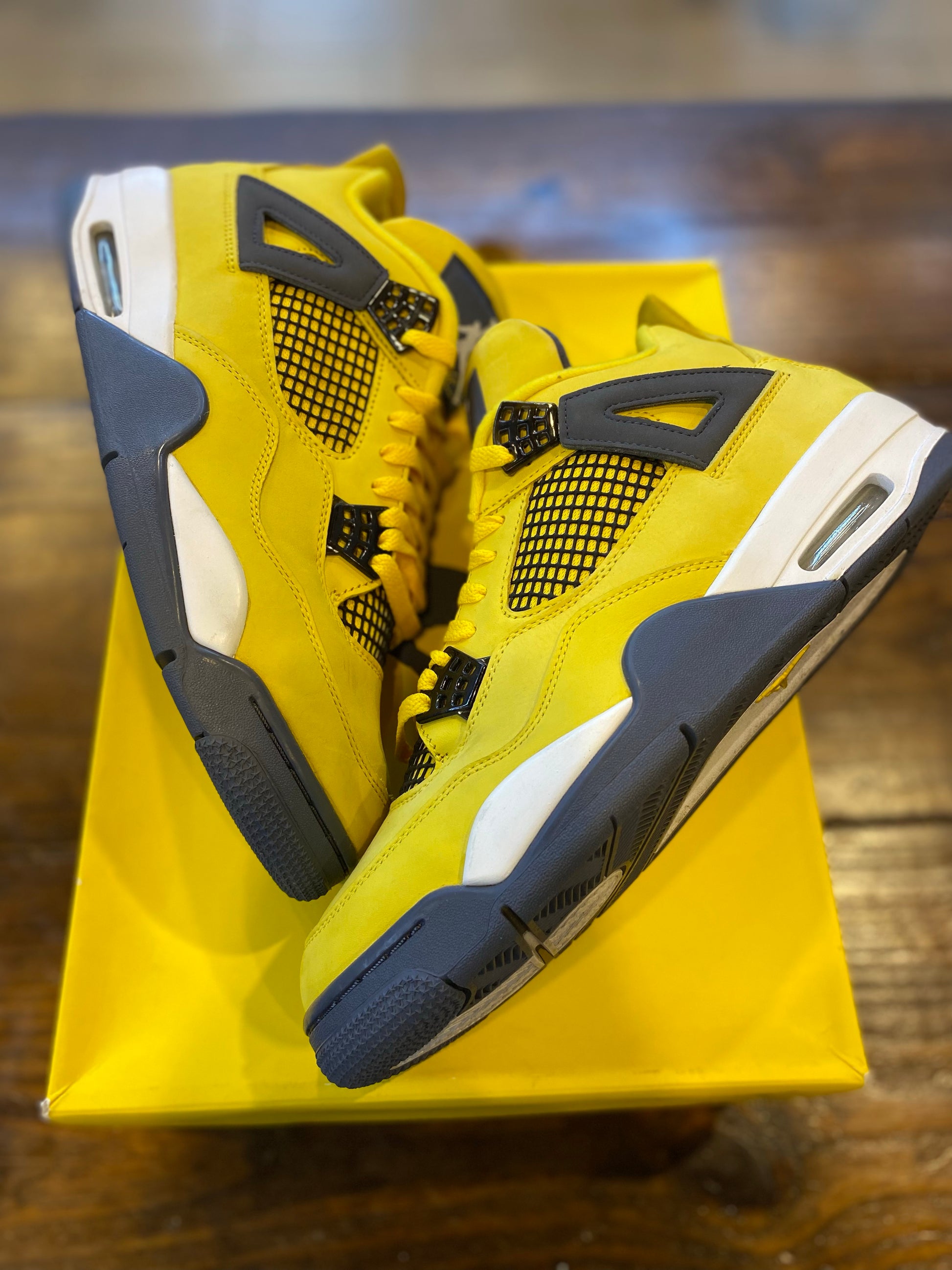 Jordan 4 Retro Lightning (2021) PRE-OWNED