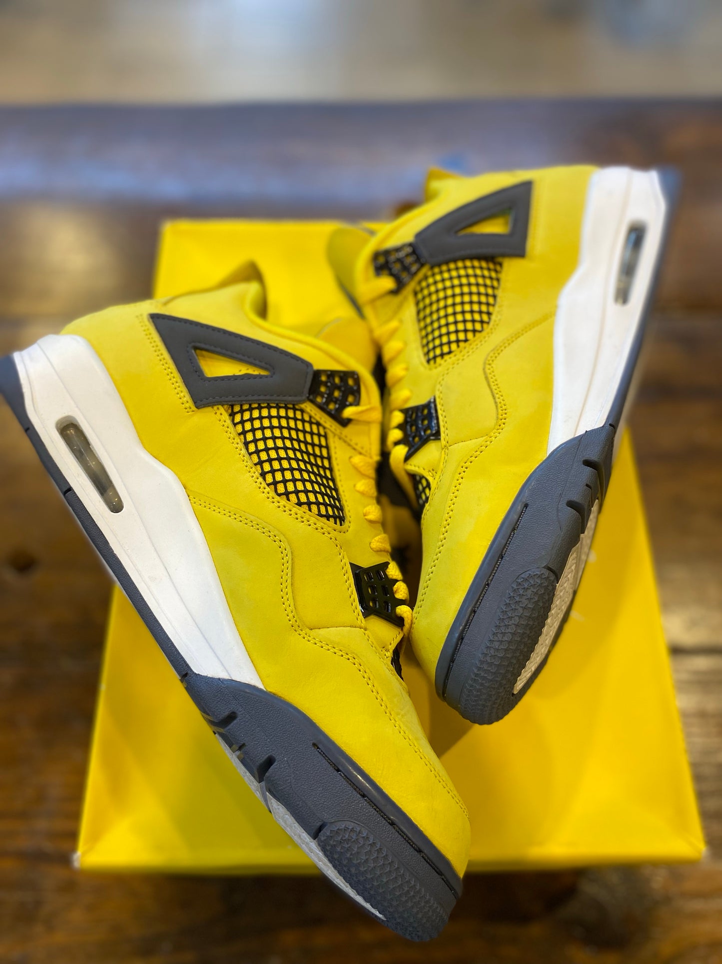 Jordan 4 Retro Lightning (2021) PRE-OWNED