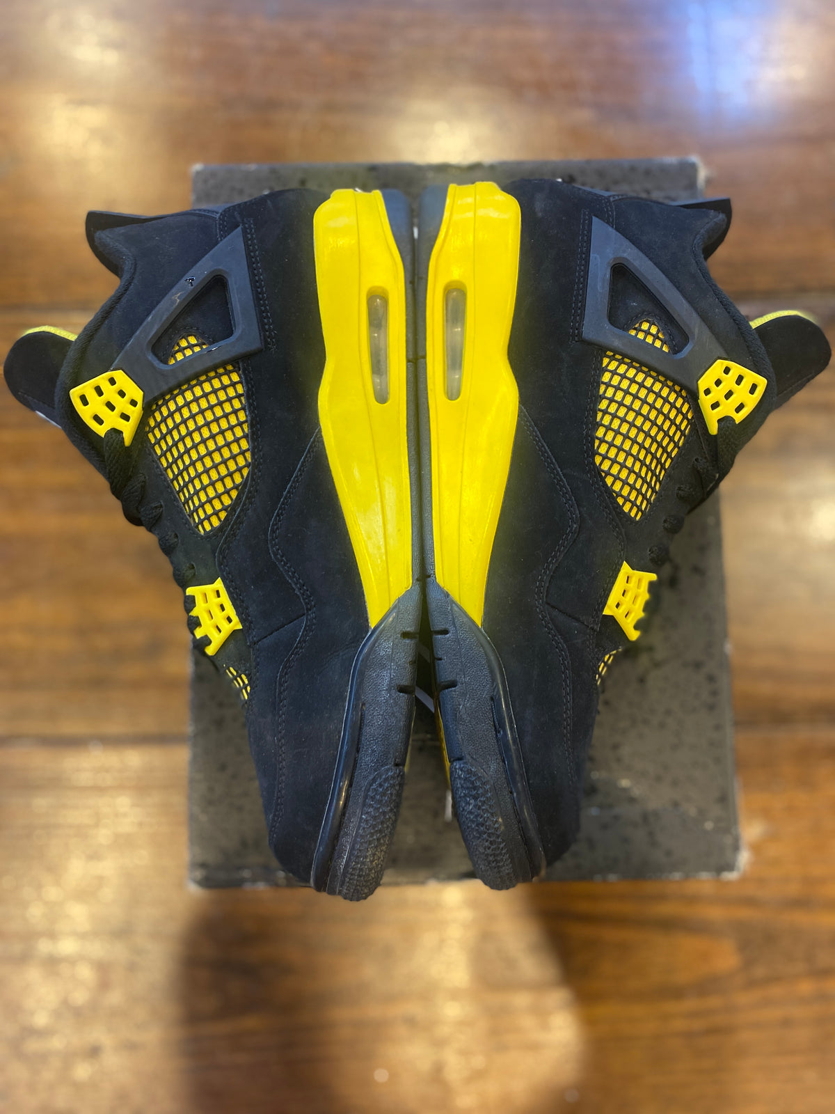 Jordan 4 Retro Thunder (2023) PRE-OWNED