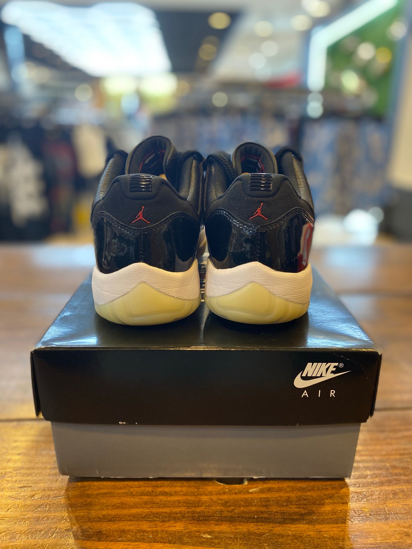 Jordan 11 Retro Low 72-10 PRE-OWNED