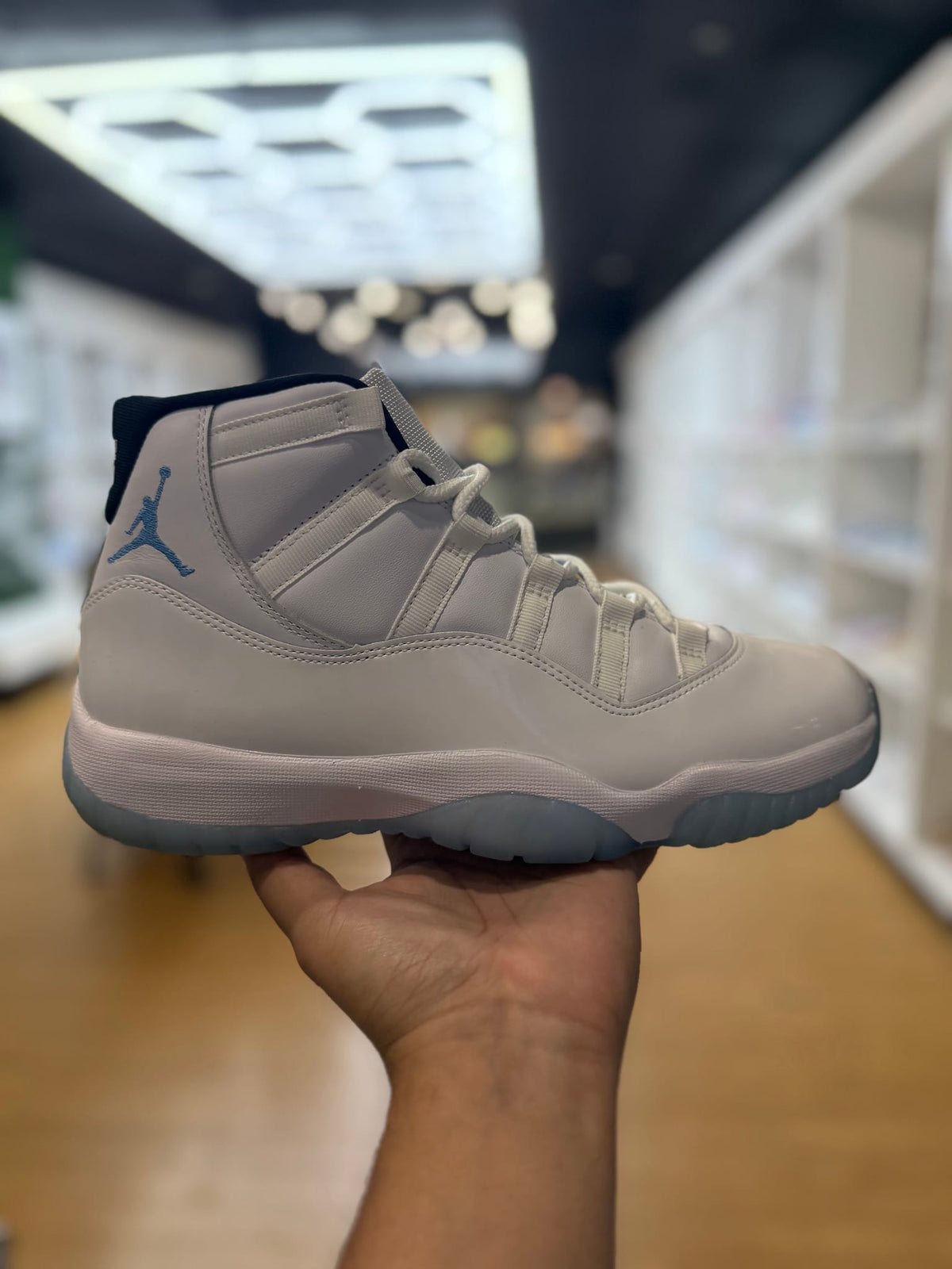 Jordan 11 Retro Legend Blue (2024) PRE-OWNED