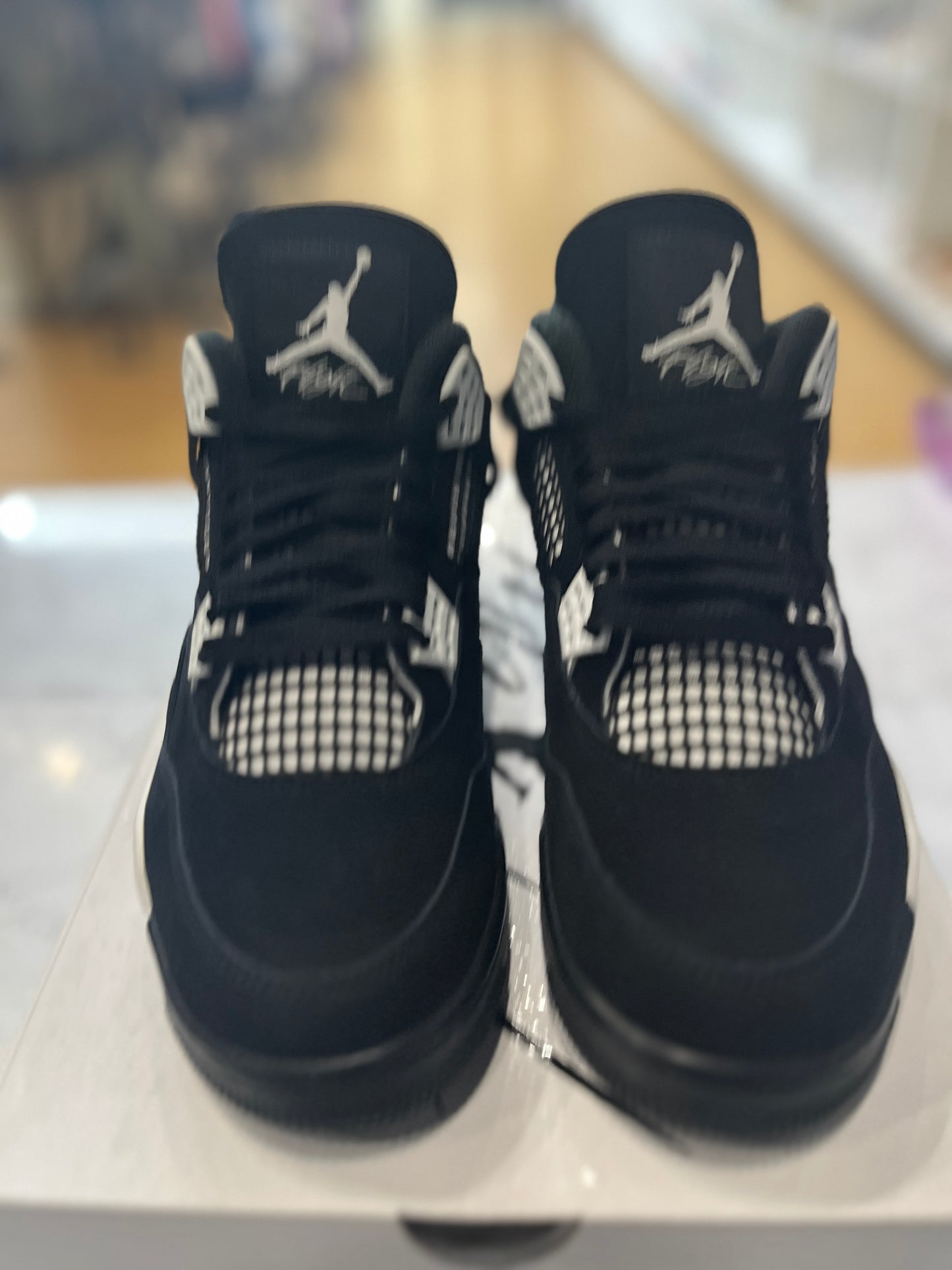 Jordan 4 Retro White Thunder PRE-OWNED