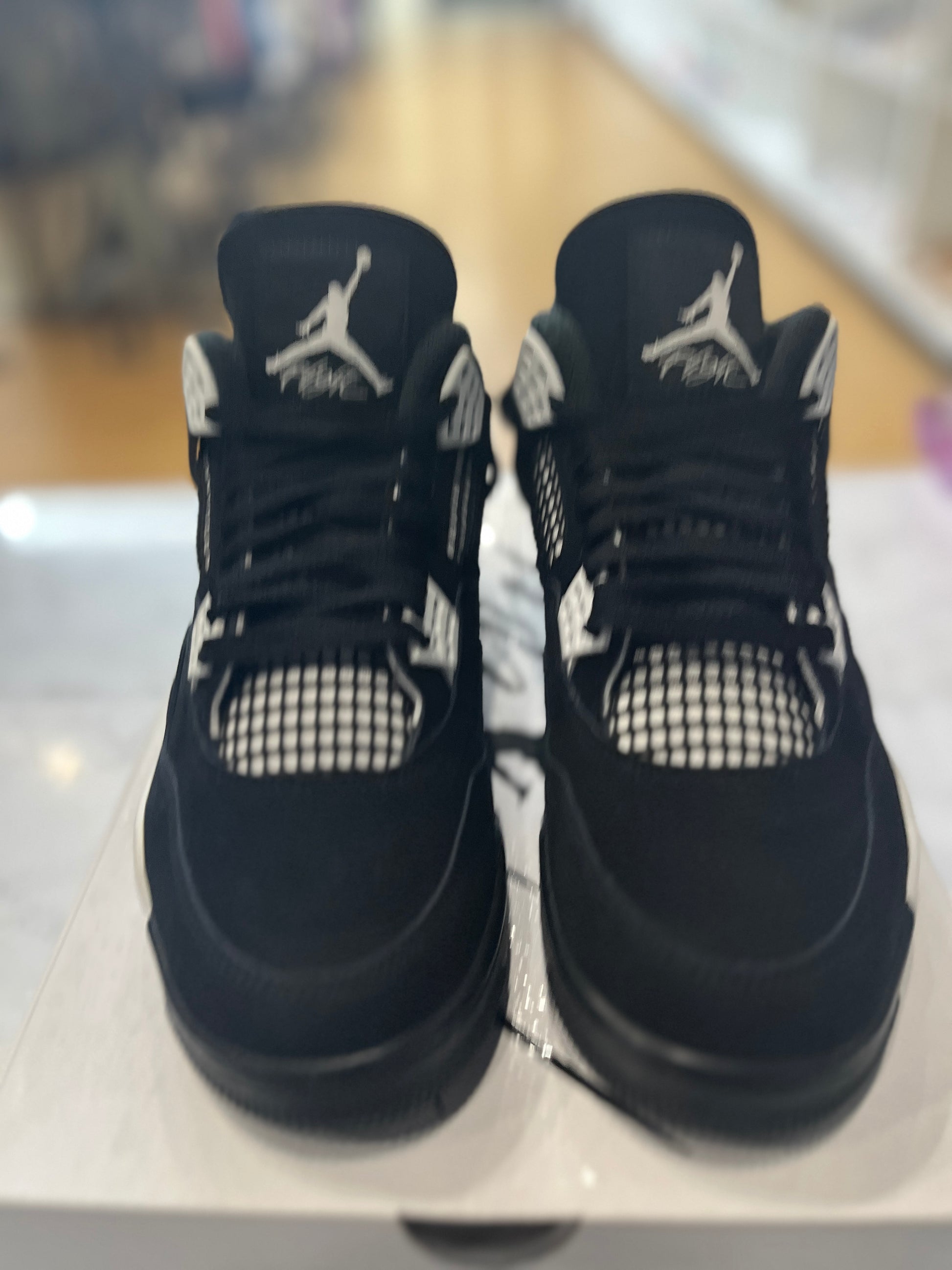Jordan 4 Retro White Thunder PRE-OWNED