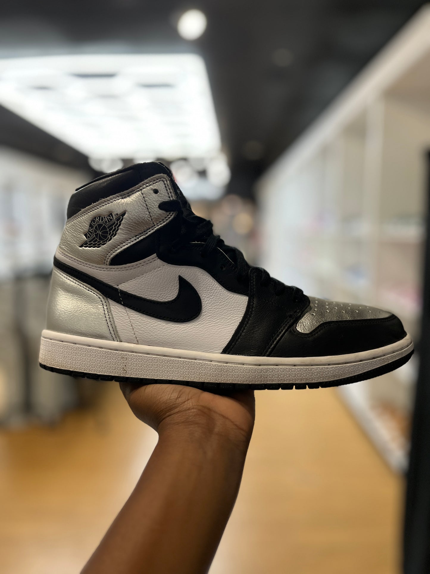 Jordan 1 Retro High Silver Toe (Women's) PRE-OWNED