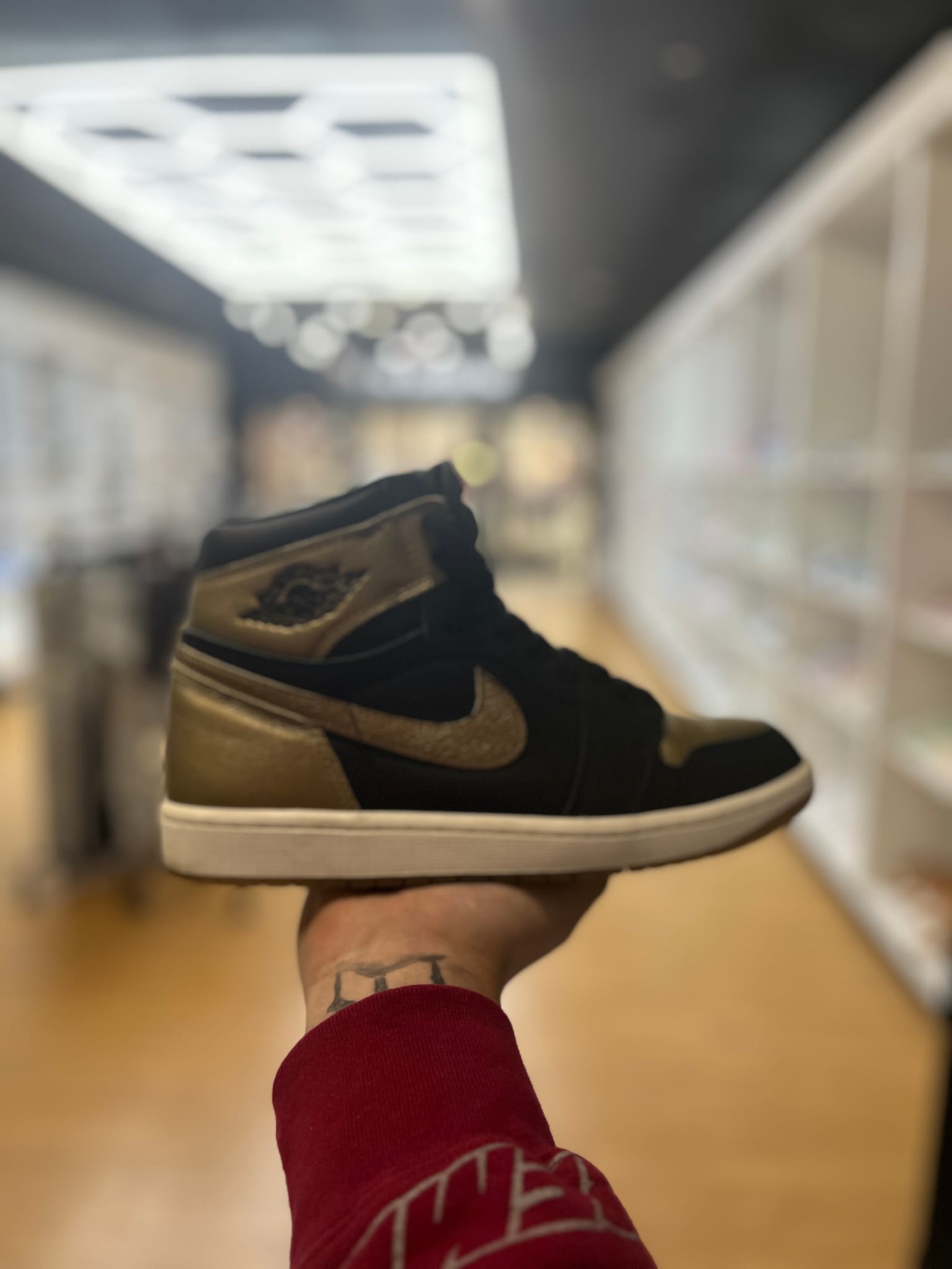 Jordan 1 Retro High OG Black Metallic Gold PRE-OWNED