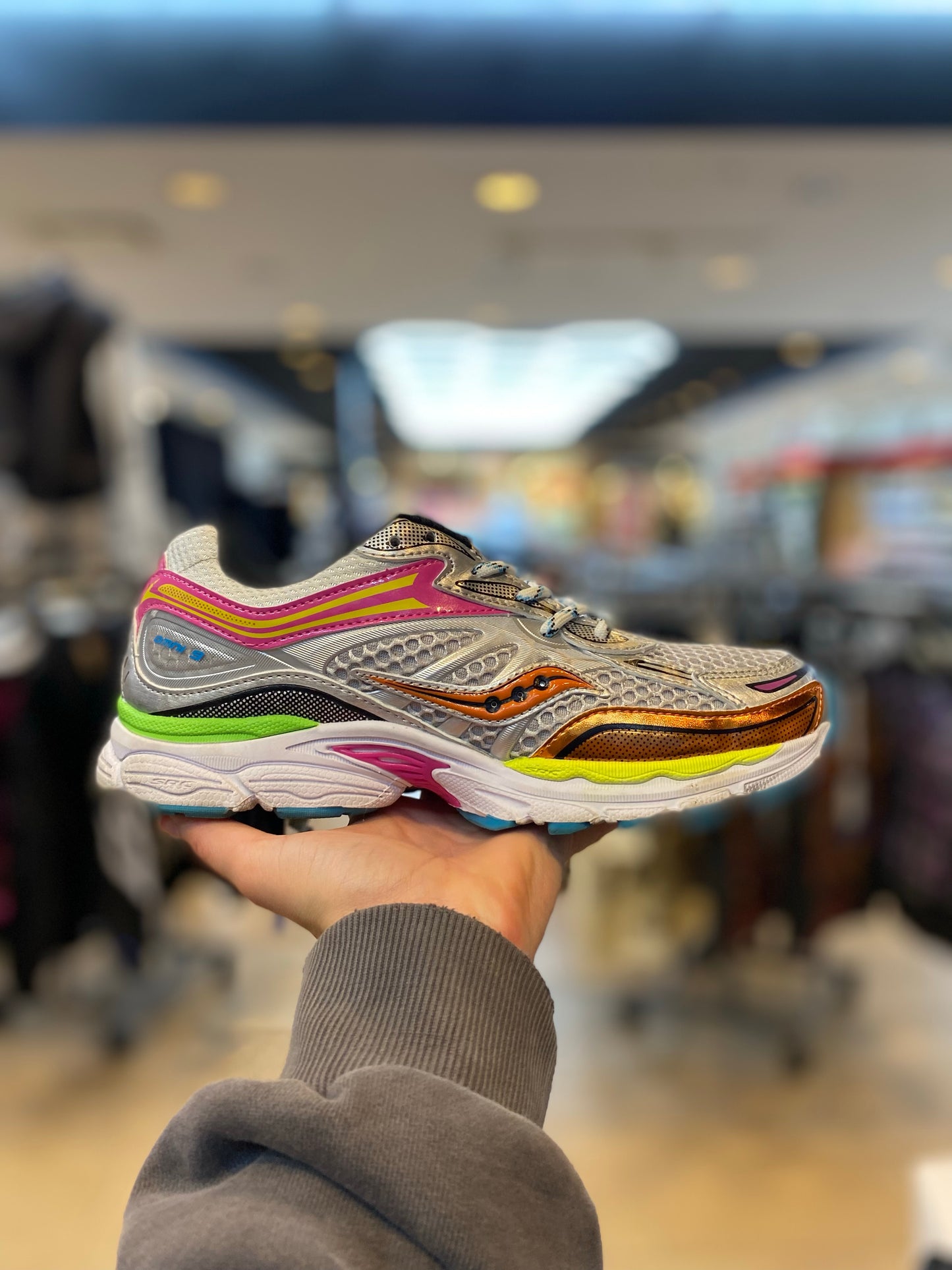 Saucony ProGrid Omni 9 PRE-OWNED
