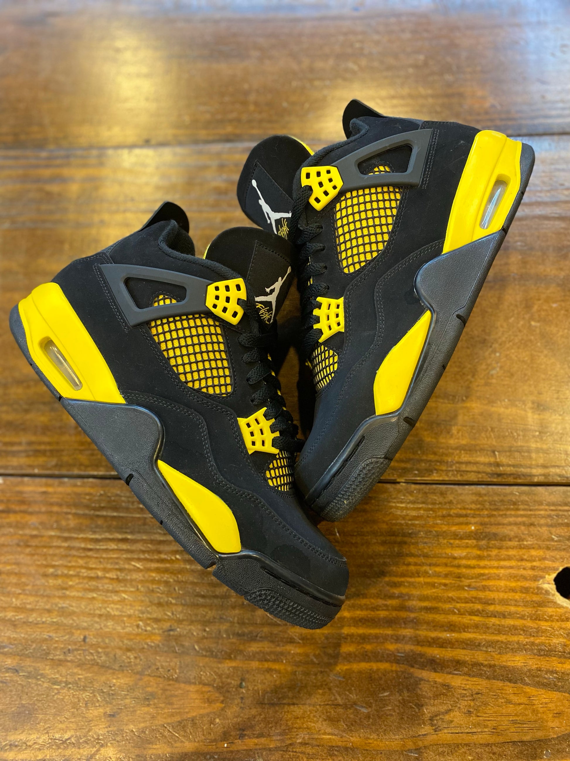 Jordan 4 Retro Thunder (2023) PRE-OWNED