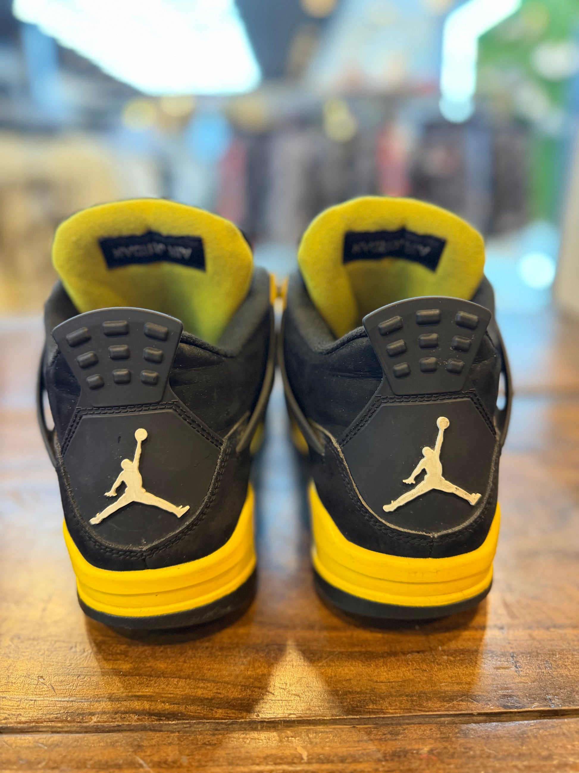 Jordan 4 Retro Thunder (2023) PRE-OWNED