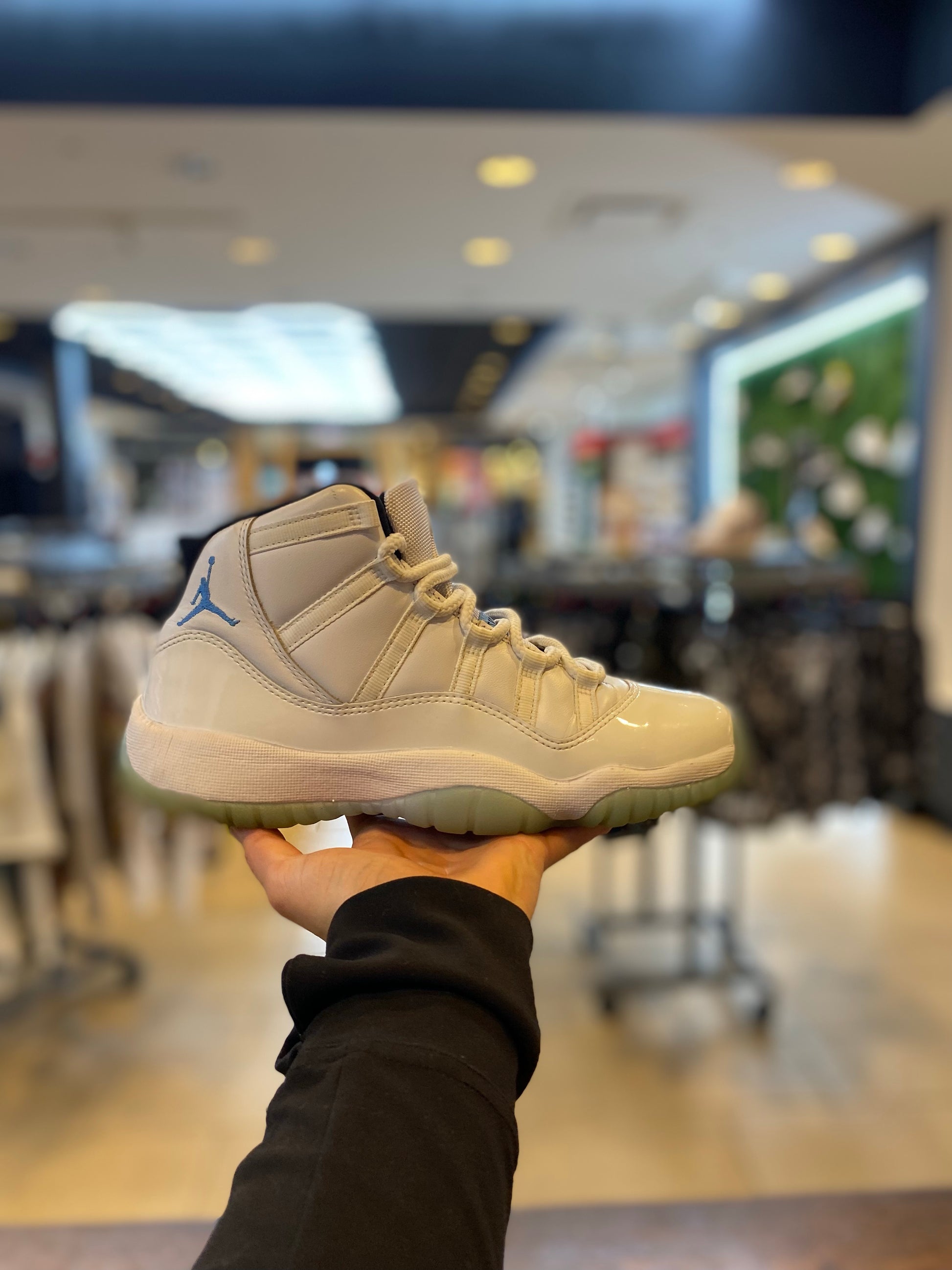 Jordan 11 Retro Legend Blue (2024) (GS) PRE-OWNED