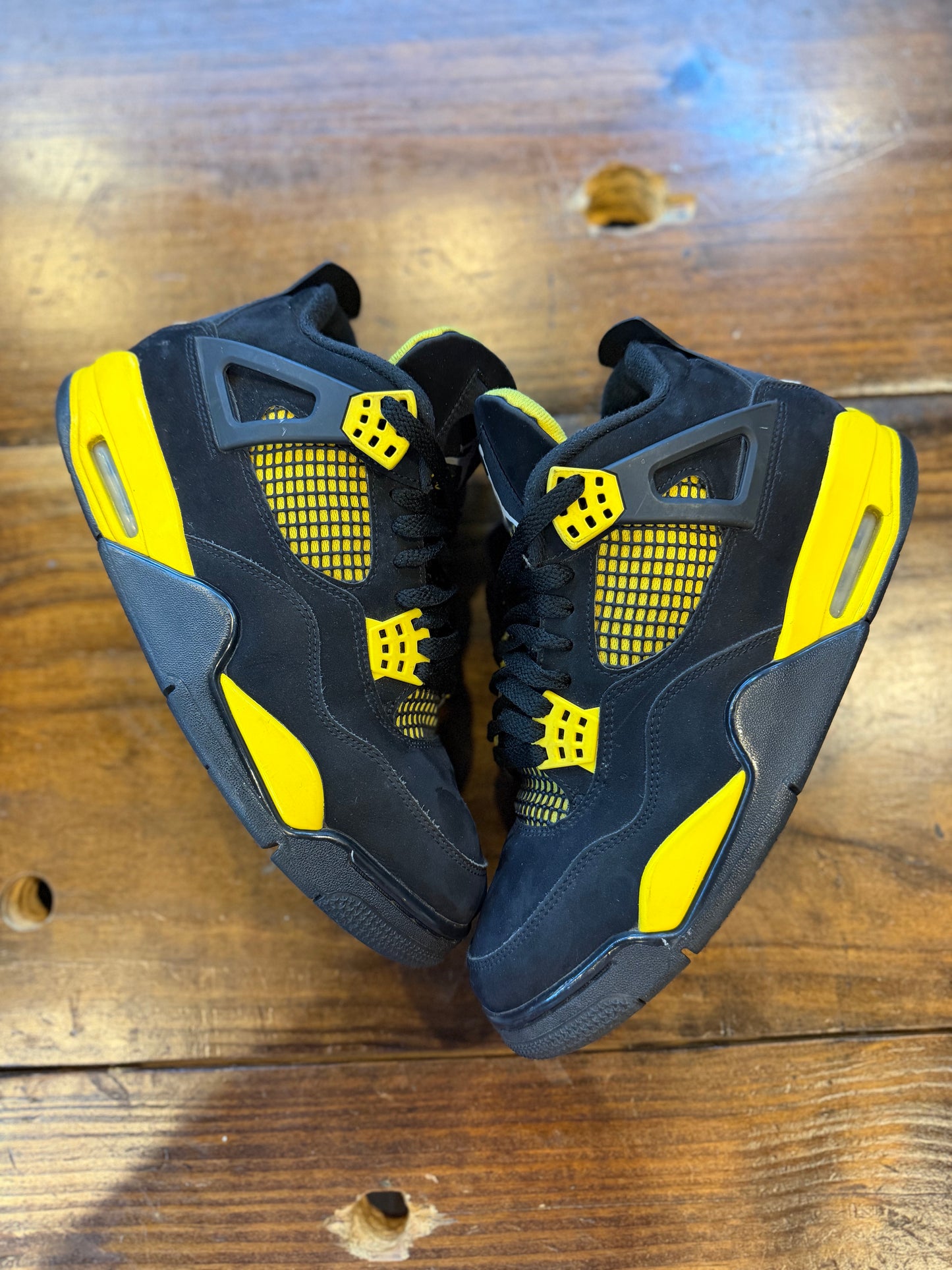Jordan 4 Retro Thunder (2023) PRE-OWNED