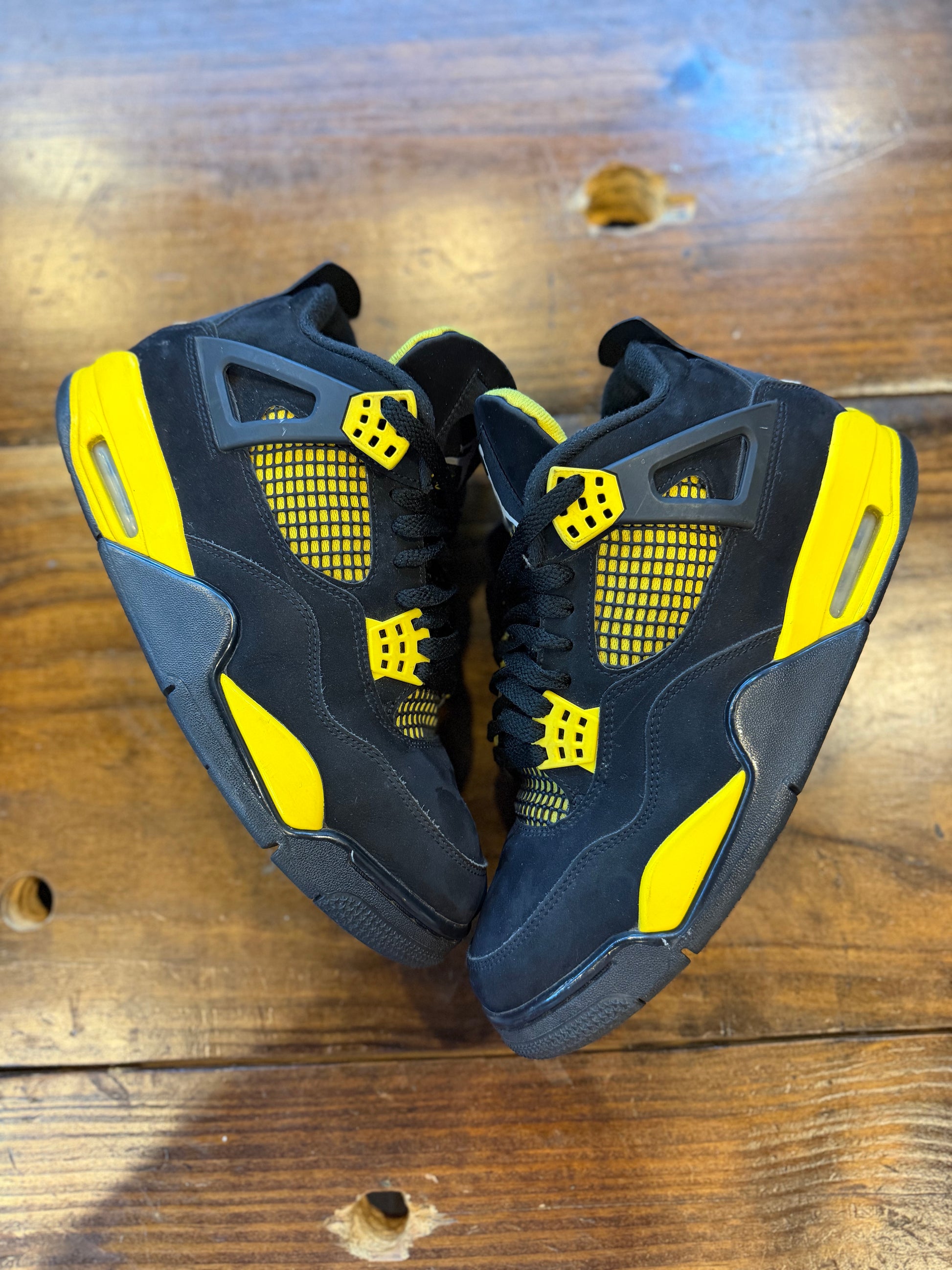Jordan 4 Retro Thunder (2023) PRE-OWNED