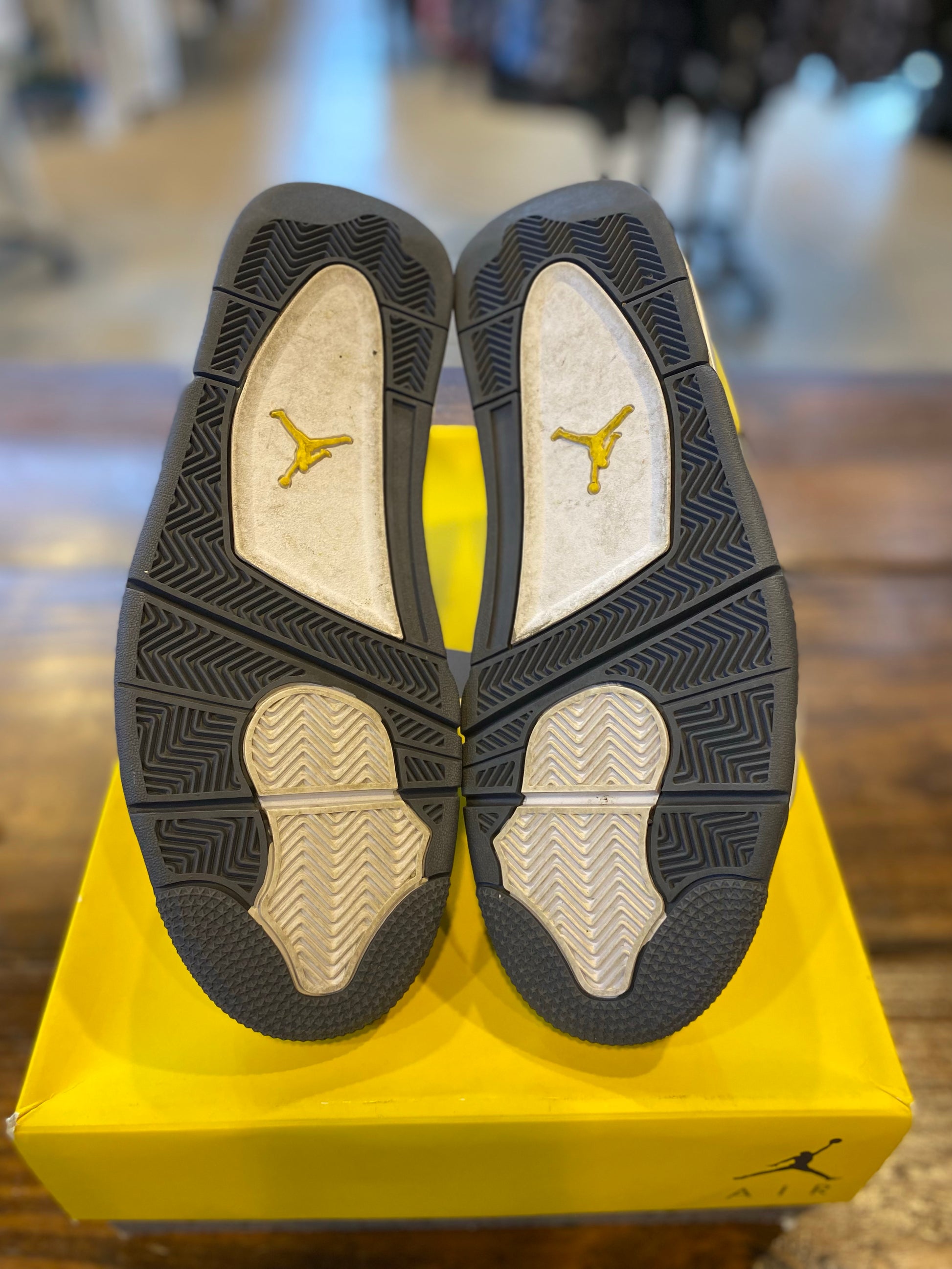 Jordan 4 Retro Lightning (2021) PRE-OWNED