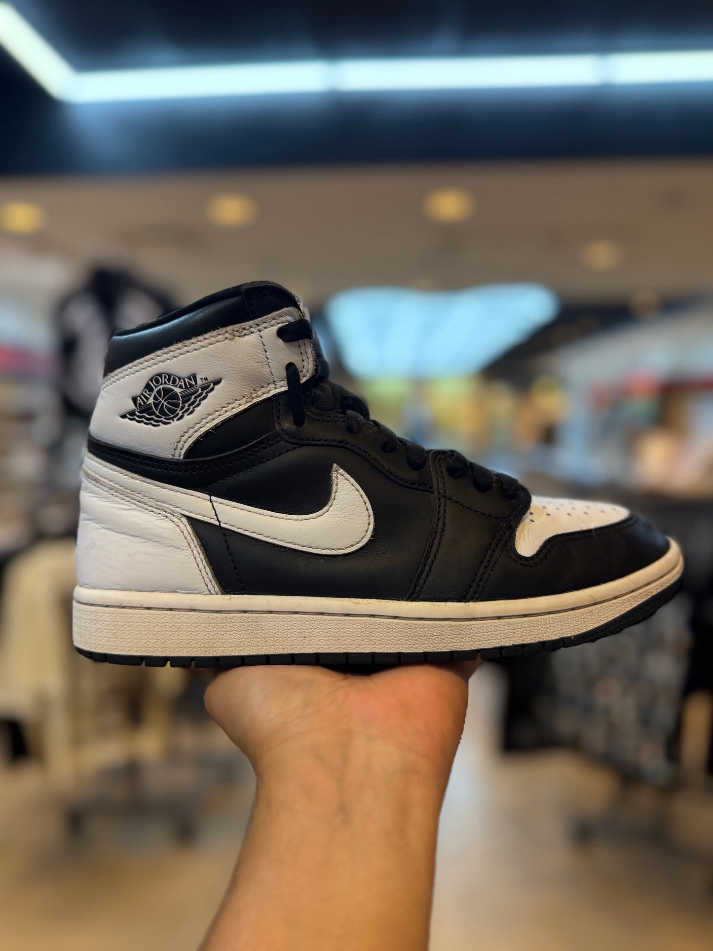 Jordan 1 Retro High OG Black White PRE-OWNED