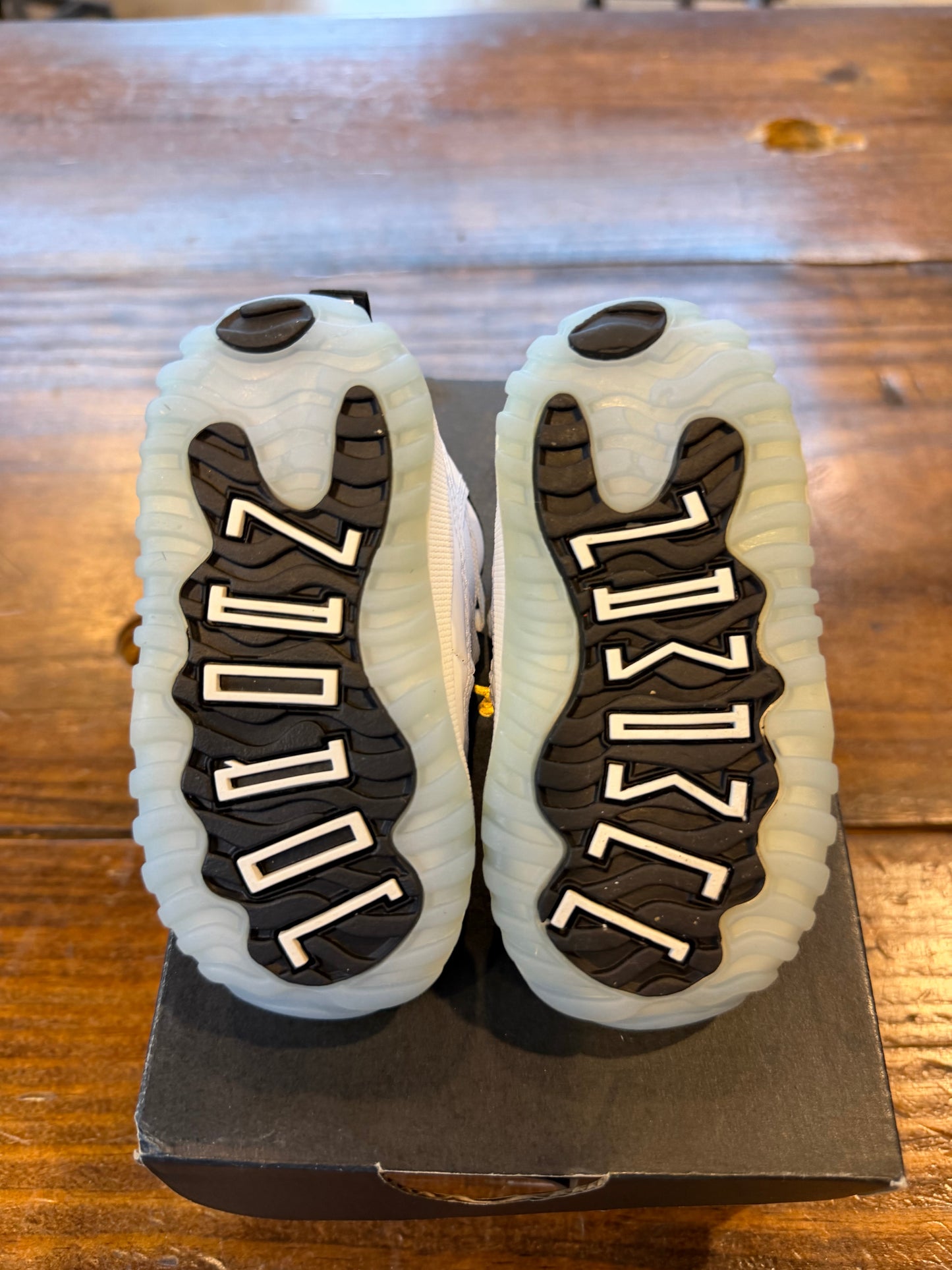 Jordan 11 Retro Legend Blue (2024) (TD) PRE-OWNED