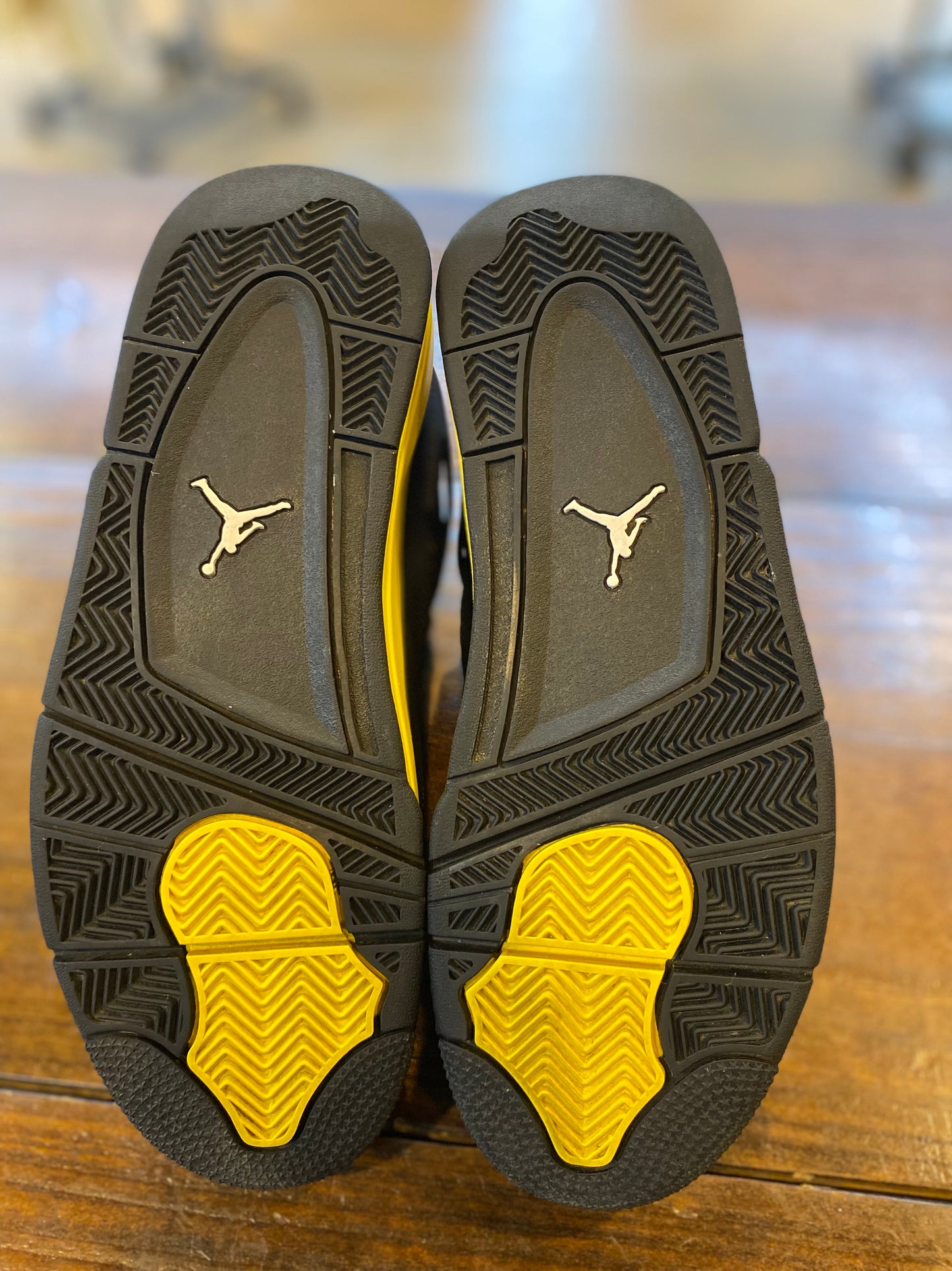 Jordan 4 Retro Thunder (2023) PRE-OWNED
