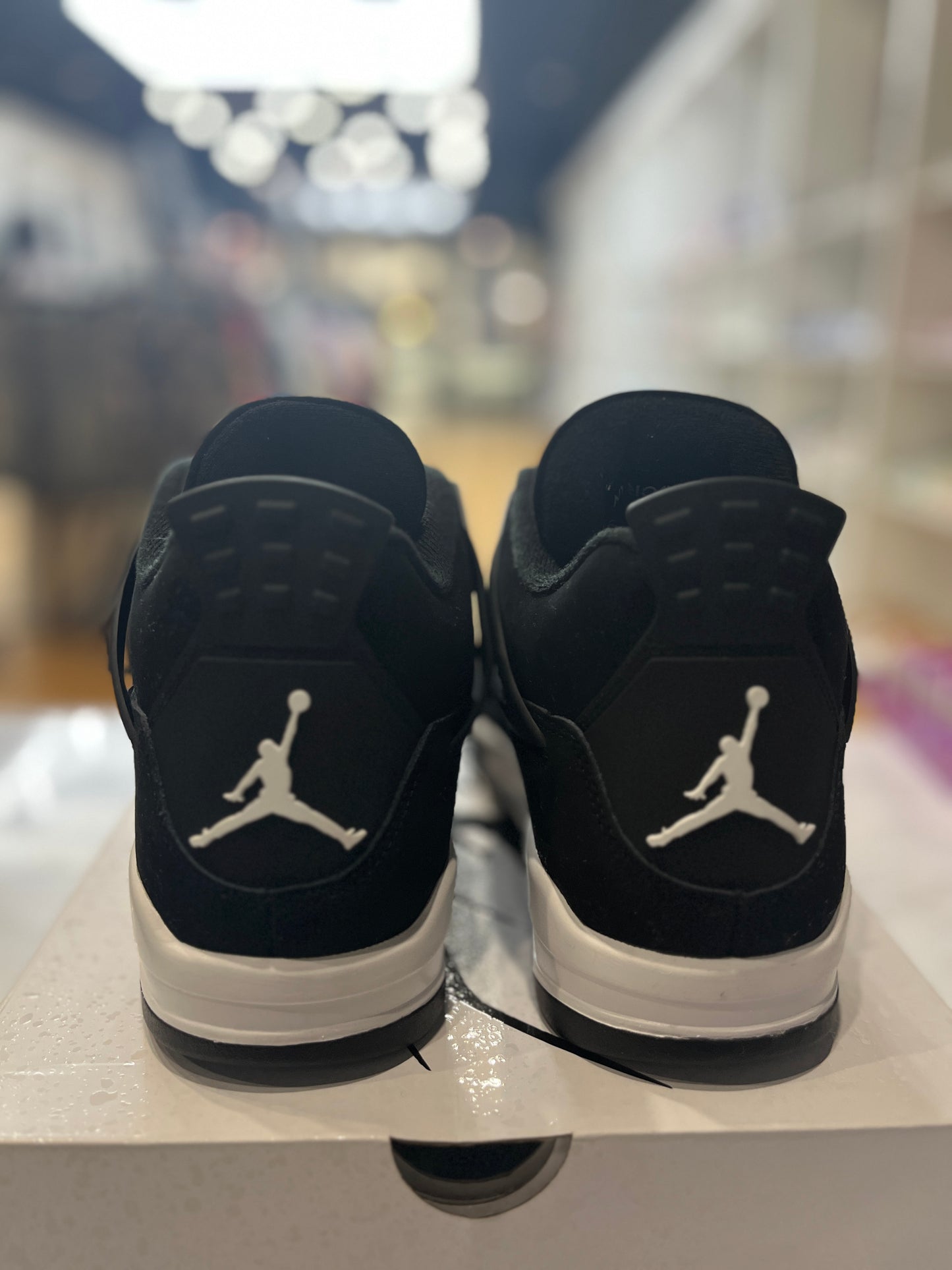 Jordan 4 Retro White Thunder PRE-OWNED