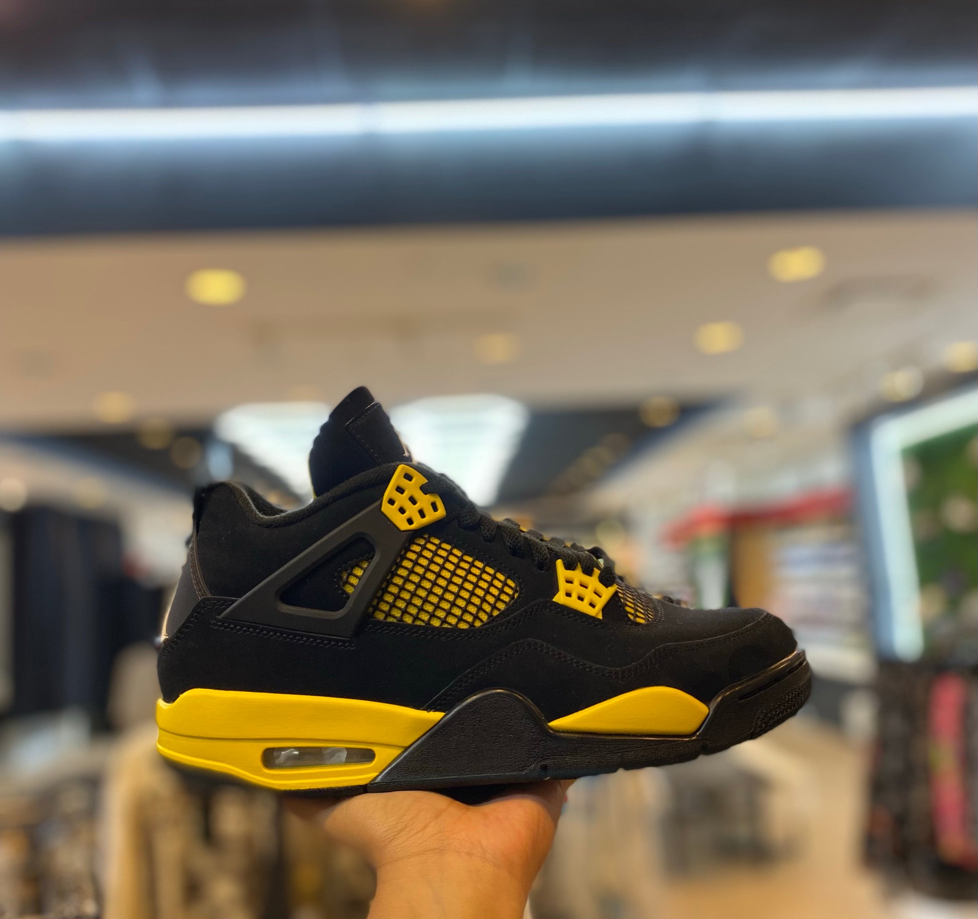 Jordan 4 Retro Thunder (2023) PRE-OWNED