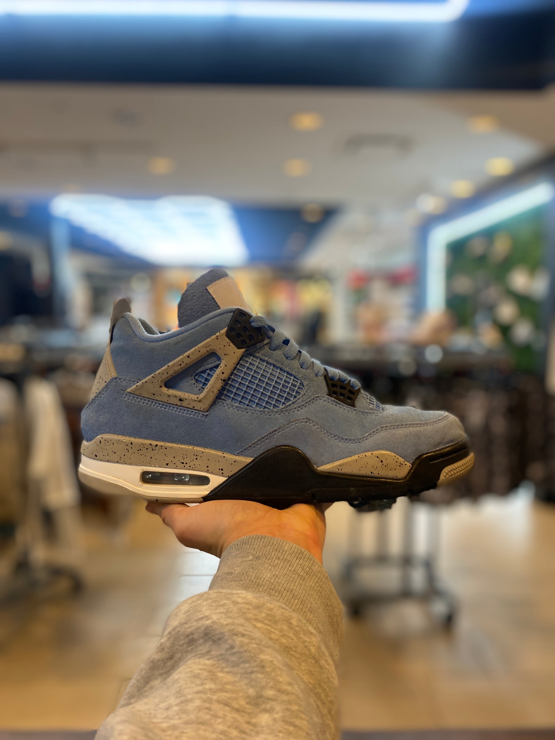 Jordan 4 Retro University Blue PRE-OWNED