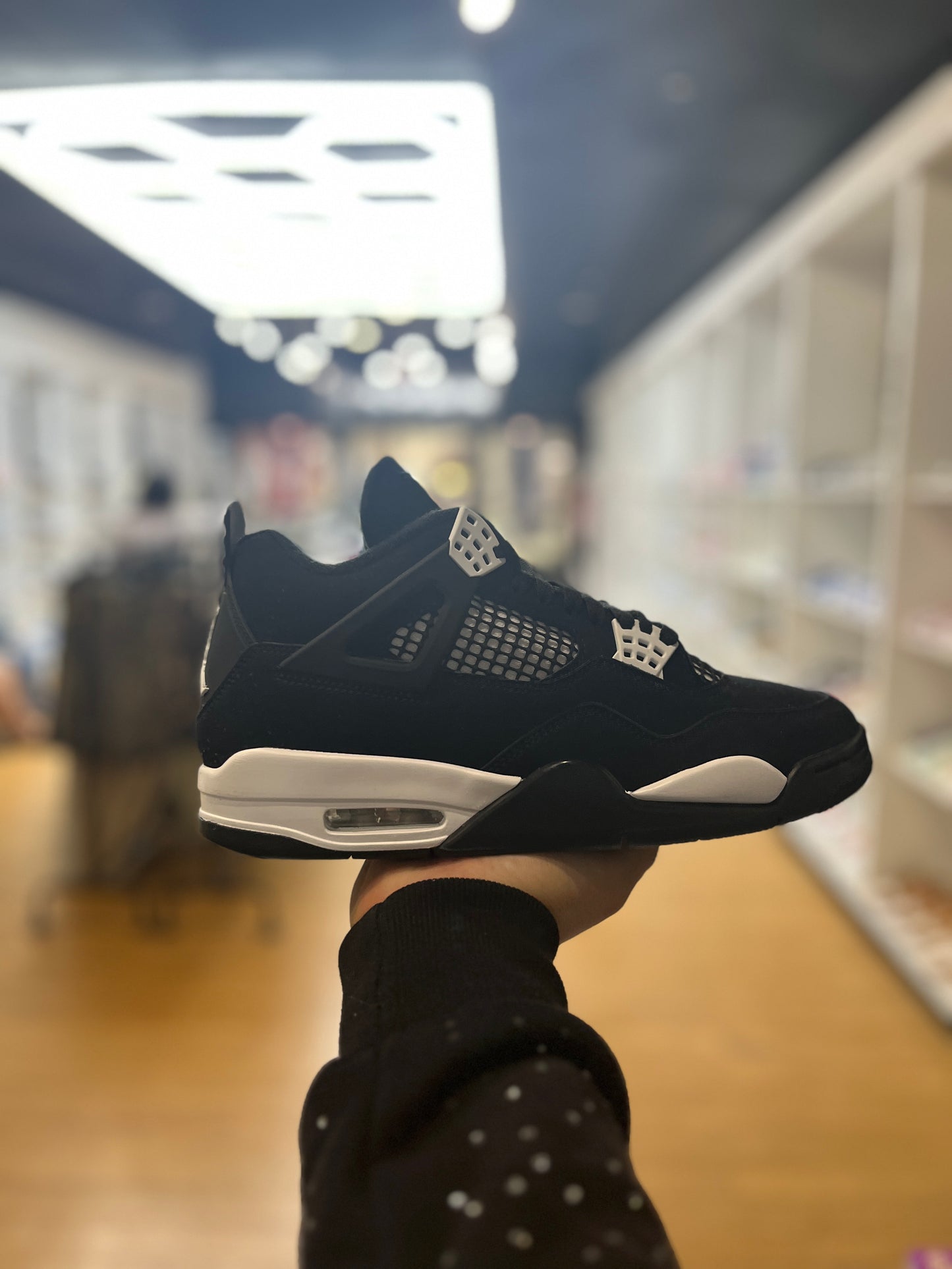 Jordan 4 Retro White Thunder PRE-OWNED