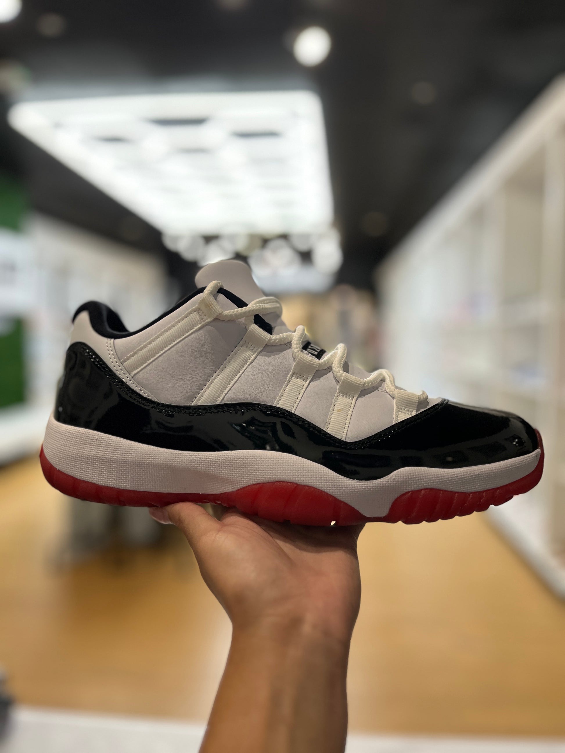 Jordan 11 Retro Low Concord Bred PRE-OWNED