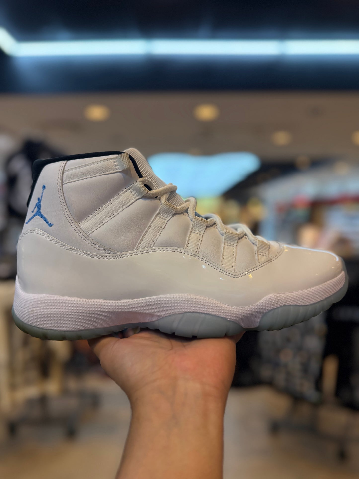 Jordan 11 Retro Legend Blue 2024 PRE-OWNED