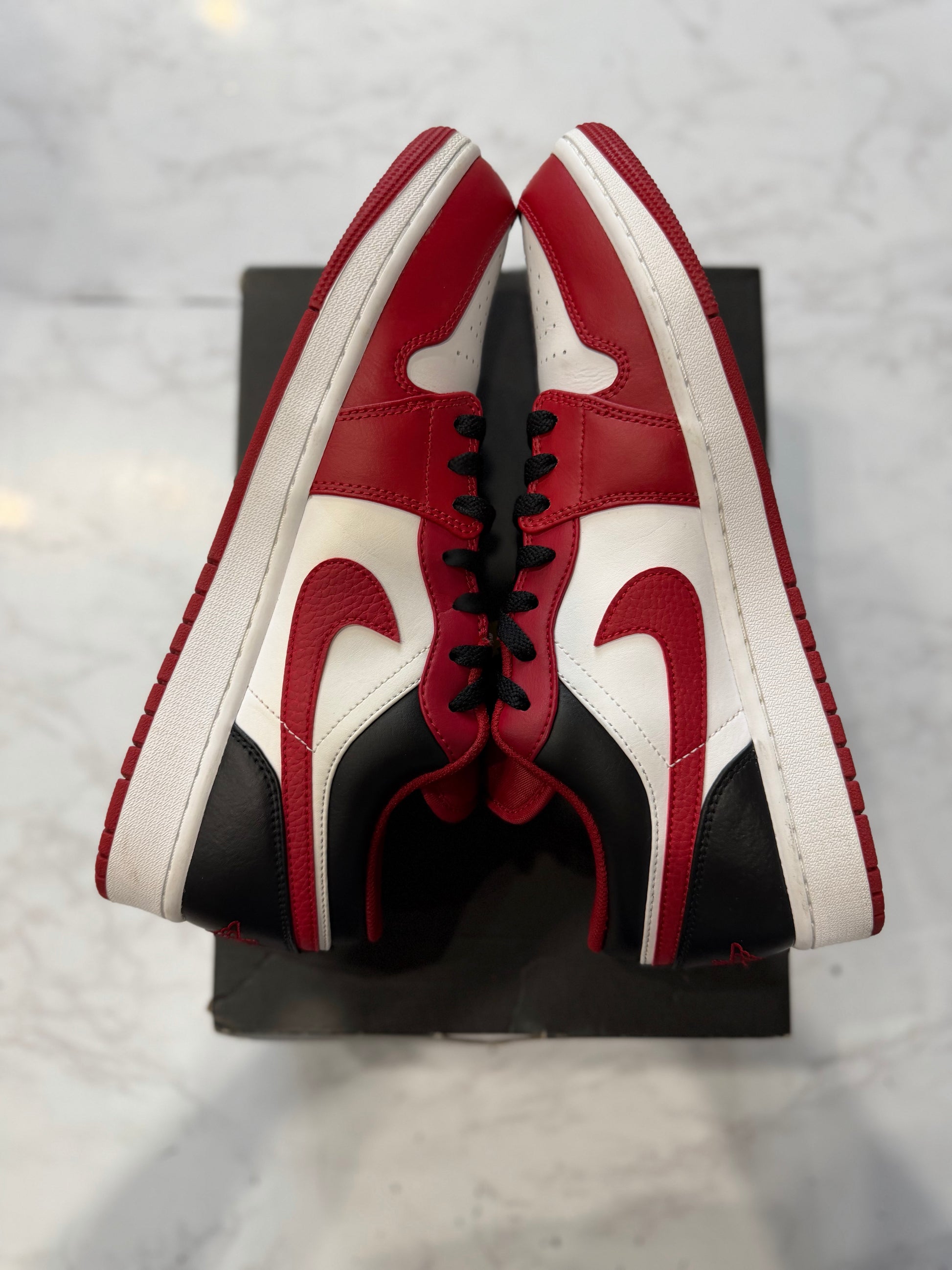 Jordan 1 Low Bulls PRE-OWNED
