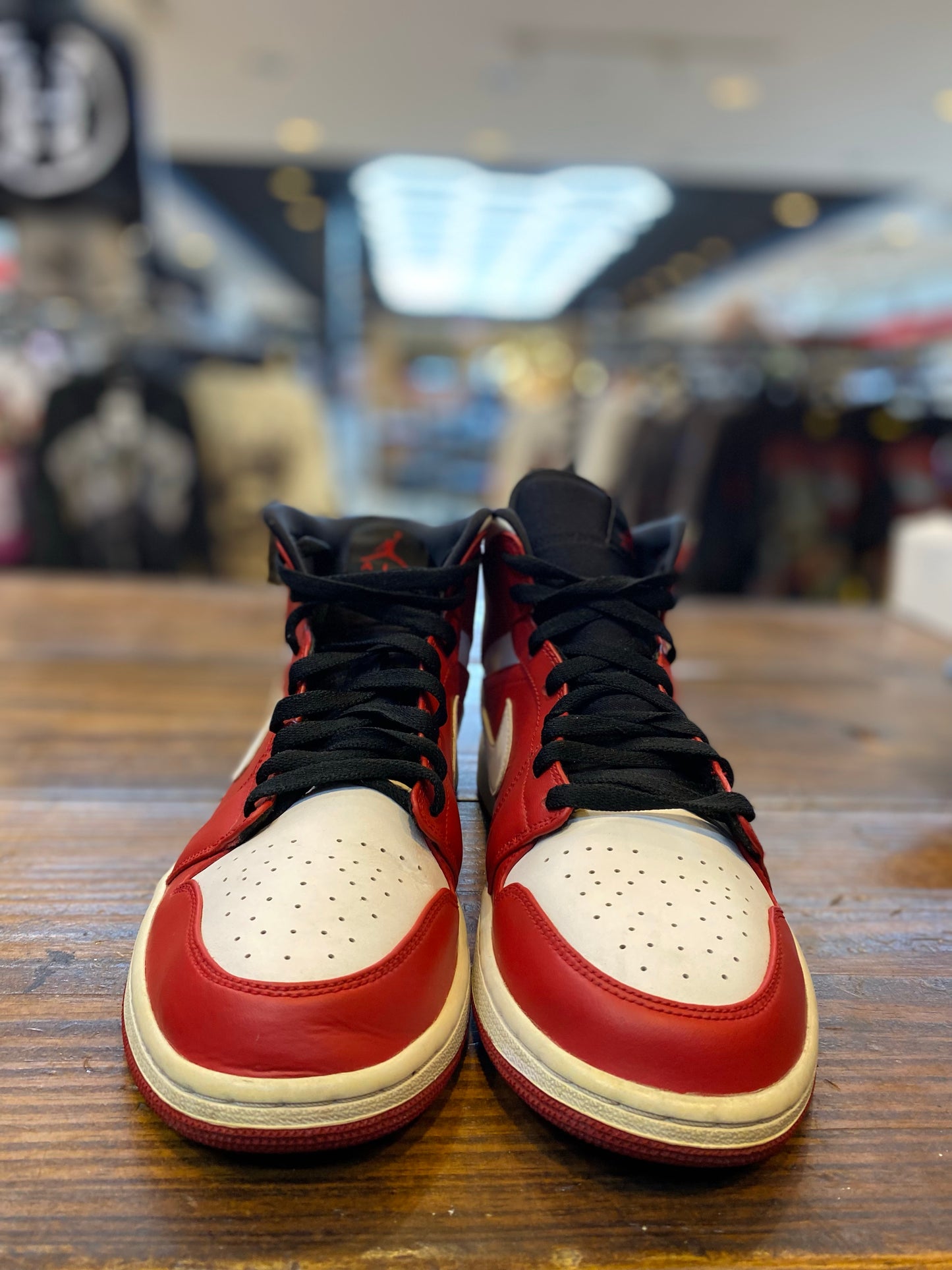 Jordan 1 Mid Chicago PRE-OWNED