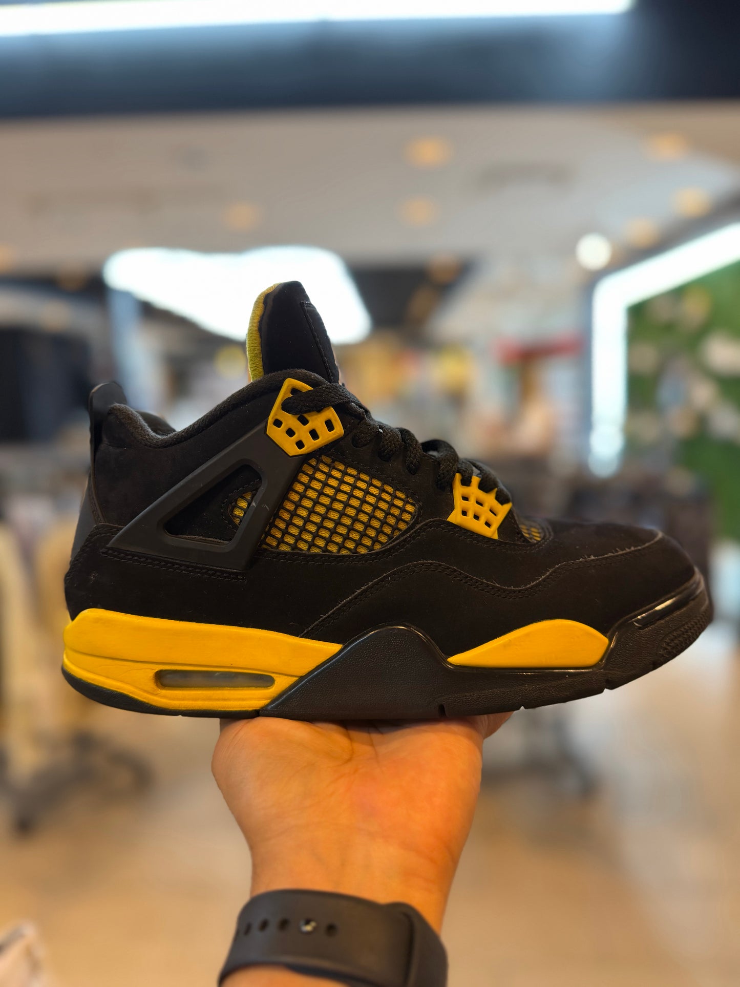 Jordan 4 Retro Thunder (2023) PRE-OWNED