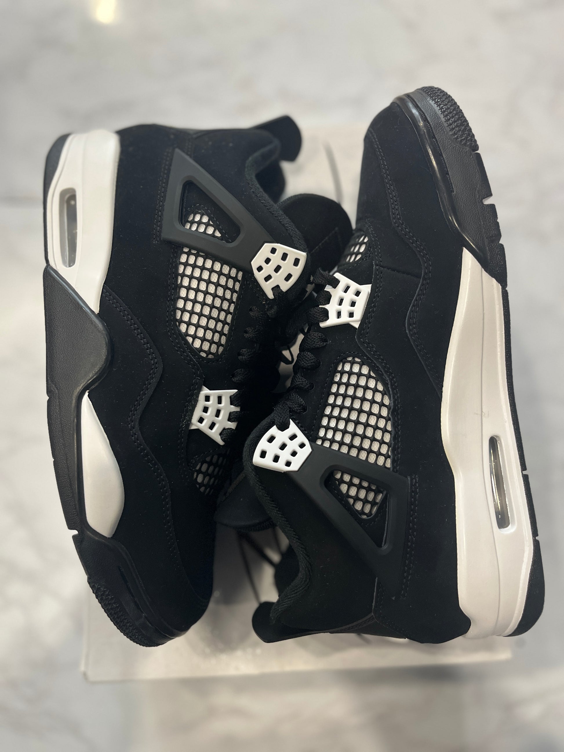 Jordan 4 Retro White Thunder PRE-OWNED