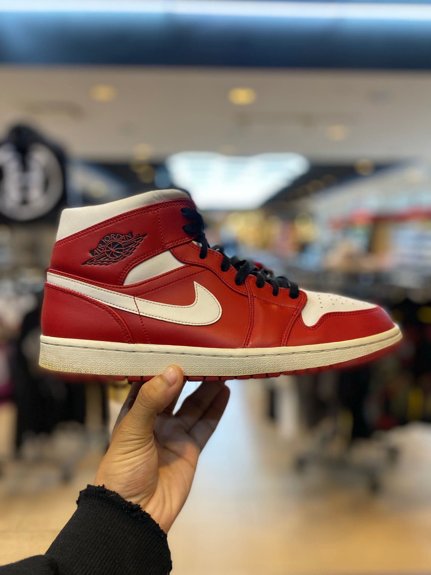 Jordan 1 Mid Chicago PRE-OWNED