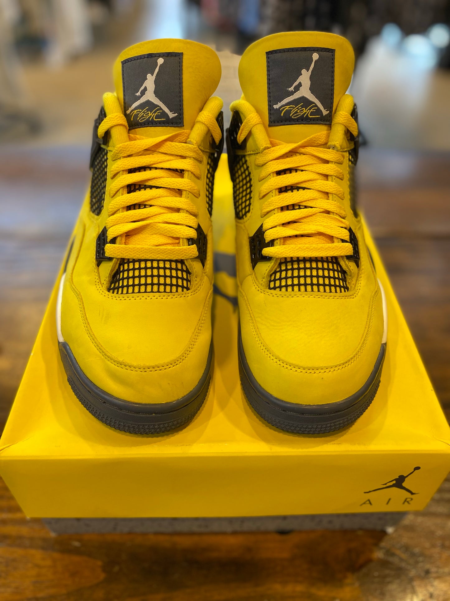 Jordan 4 Retro Lightning (2021) PRE-OWNED