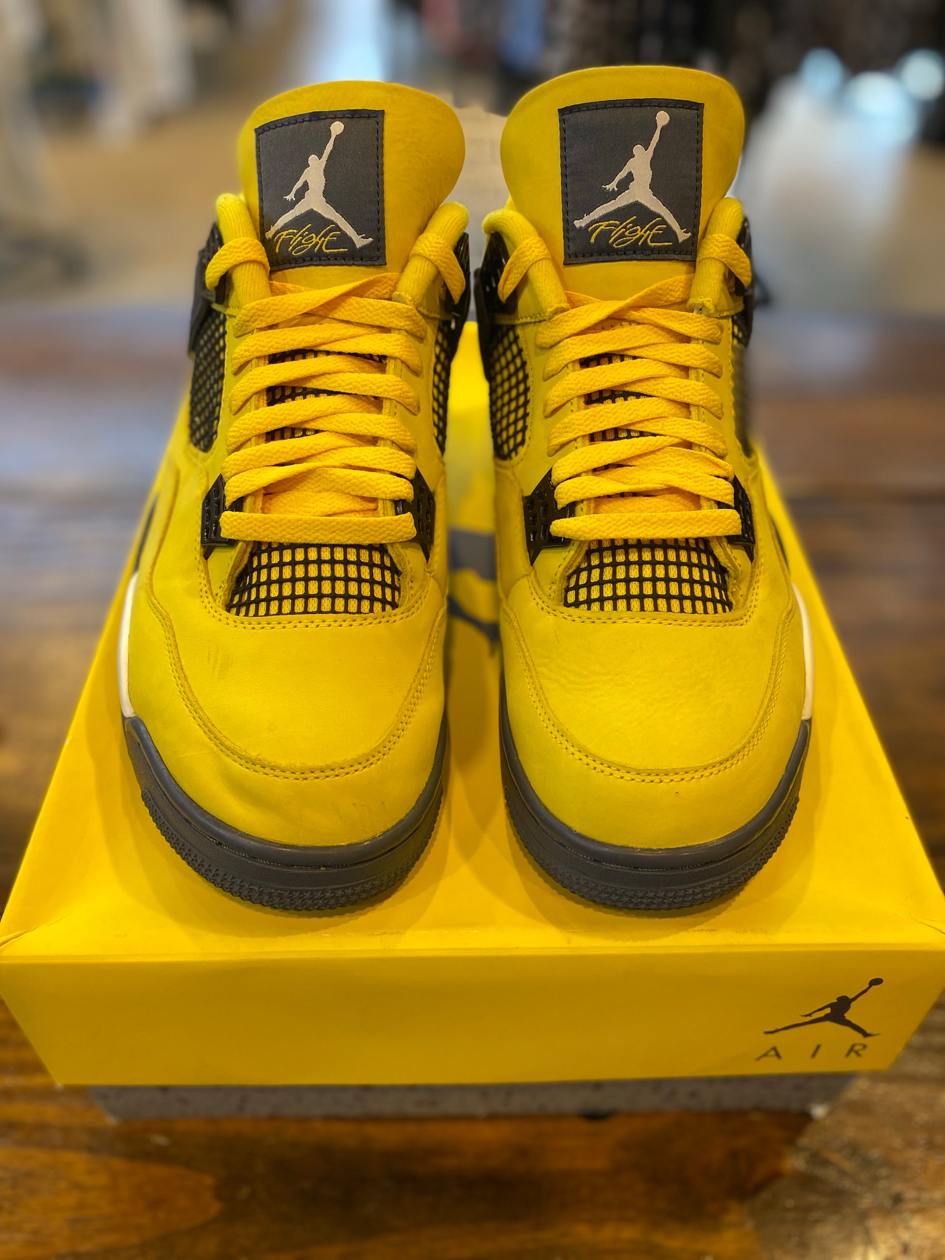 Jordan 4 Retro Lightning (2021) PRE-OWNED
