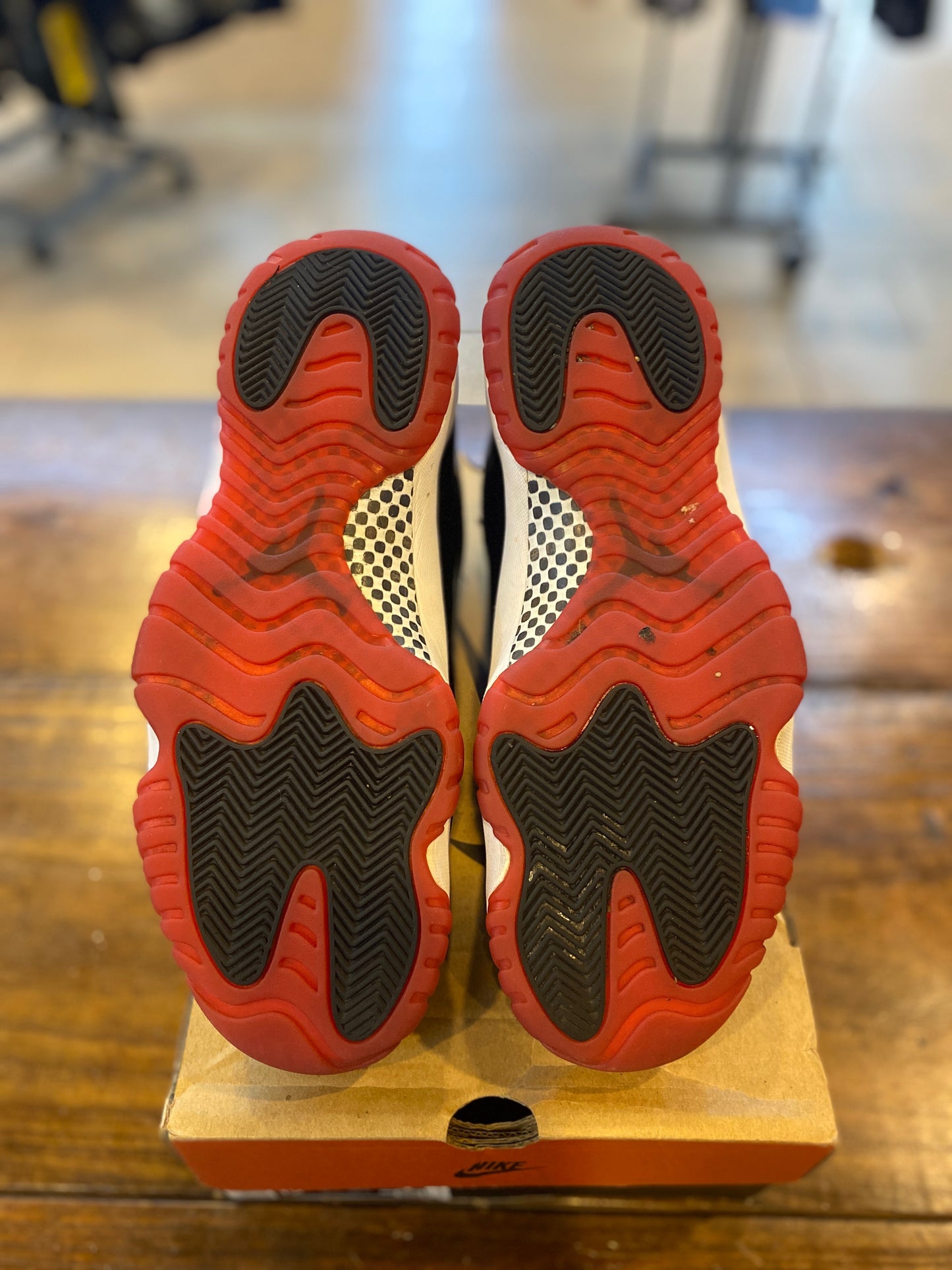 Jordan 11 Retro Playoffs Bred (2019) PRE-OWNED