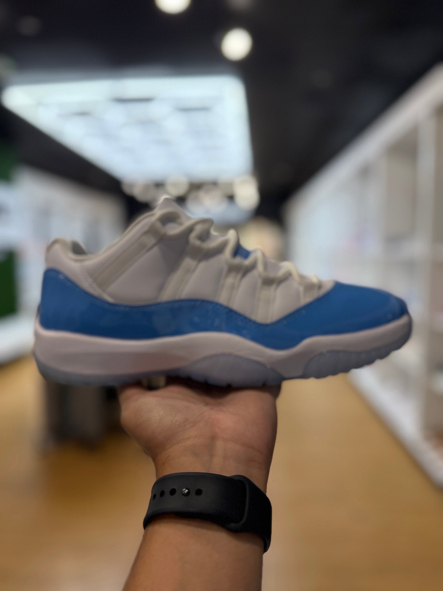 Jordan 11 Retro Low University Blue (2026) PRE-OWNED