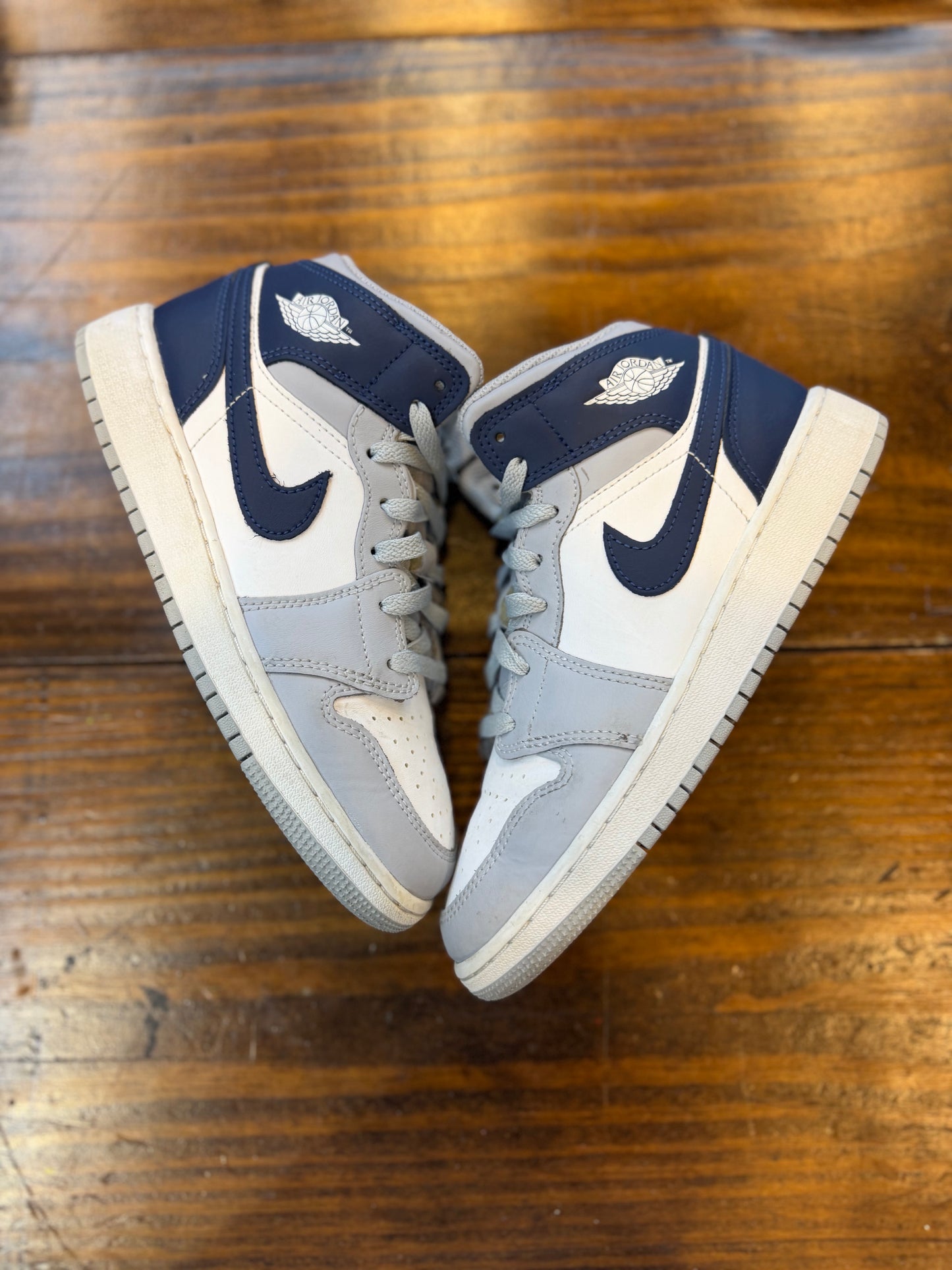 Jordan 1 Mid Wolf Grey Midnight Navy (GS) PRE-OWNED