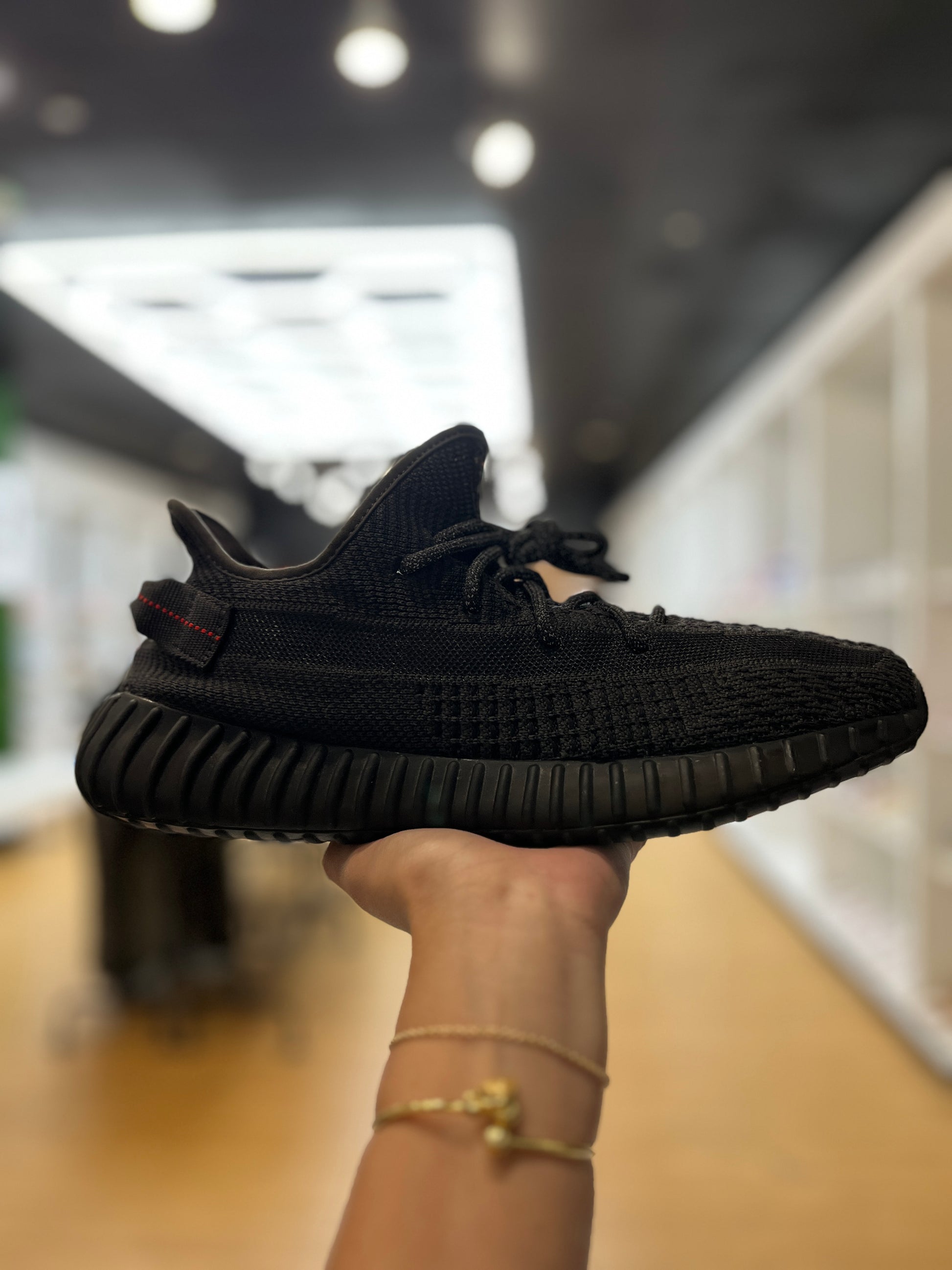 adidas Yeezy Boost 350 V2 PRE-OWNEDBlack (Non-Reflective) PRE-OWNED