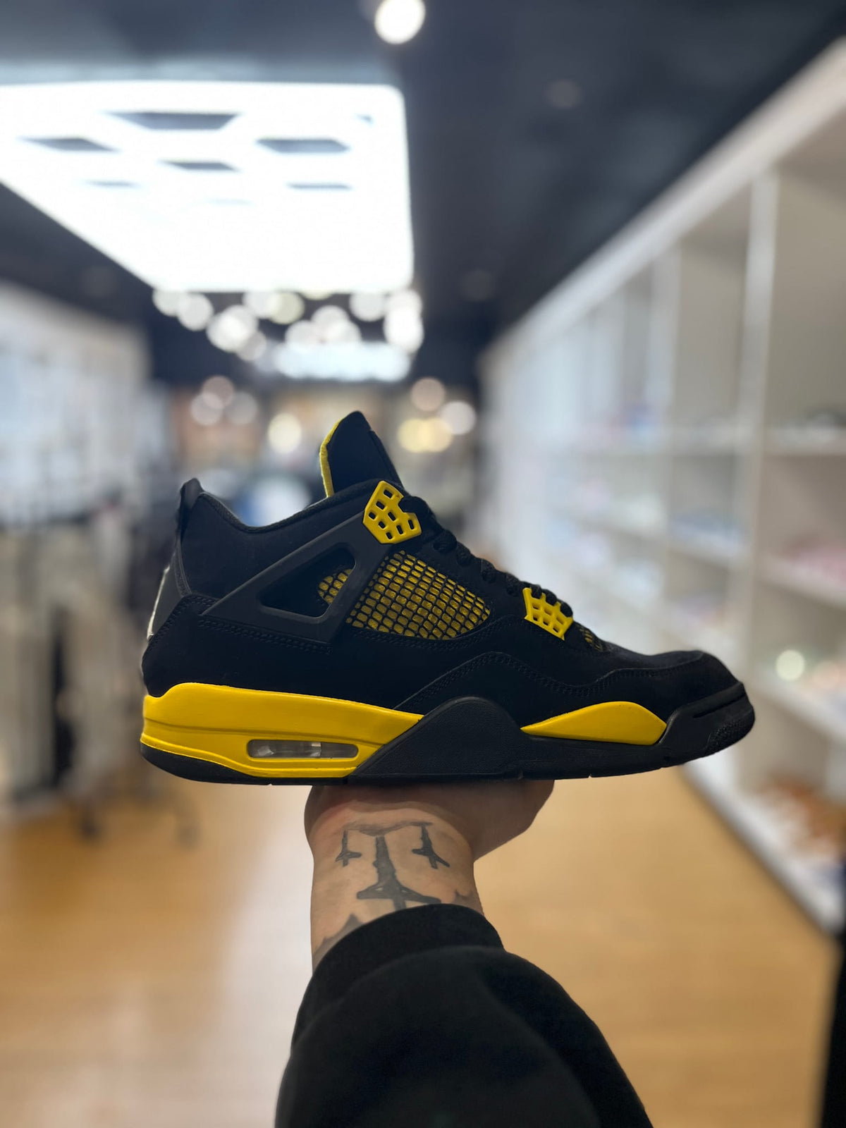 Jordan 4 Retro Thunder (2023) PRE-OWNED