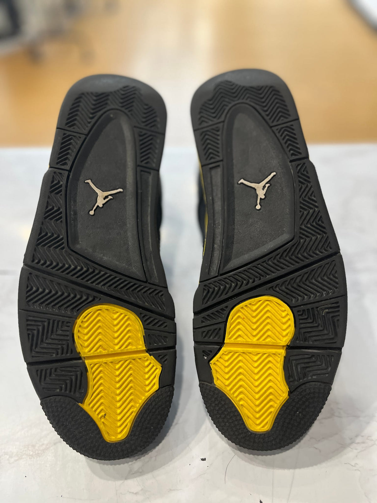 Jordan 4 Retro Thunder (2023) PRE-OWNED