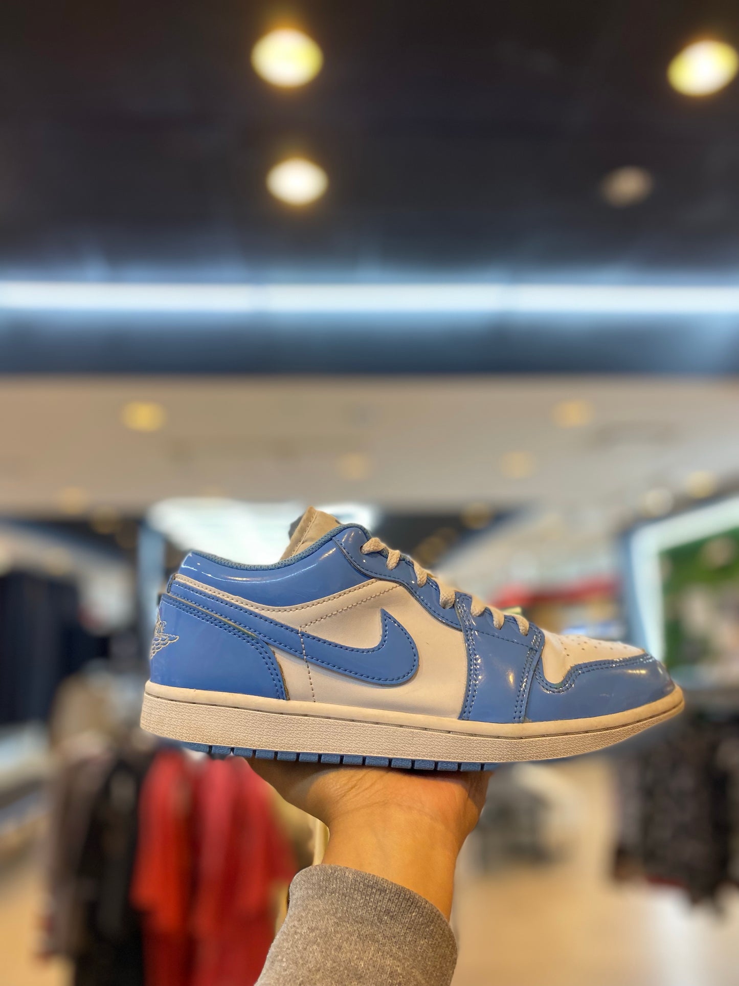 Jordan 1 Low SE White Legend Blue PRE-OWNED